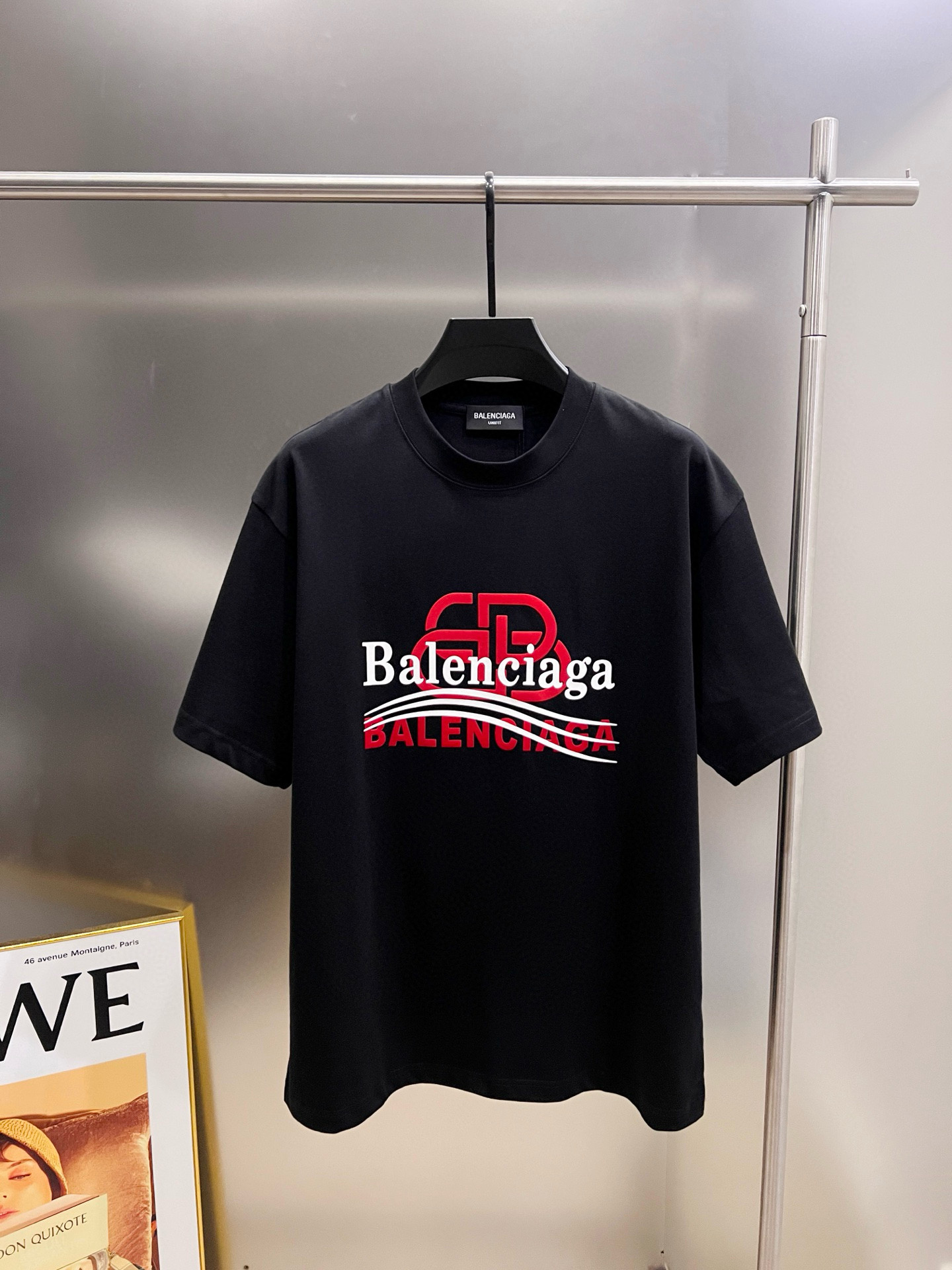 バレンシアガ スーパーコピー 優良サイト ダブルロゴ重ねプリントTシャツ モード感強めの存在感｜スーパーコピー服