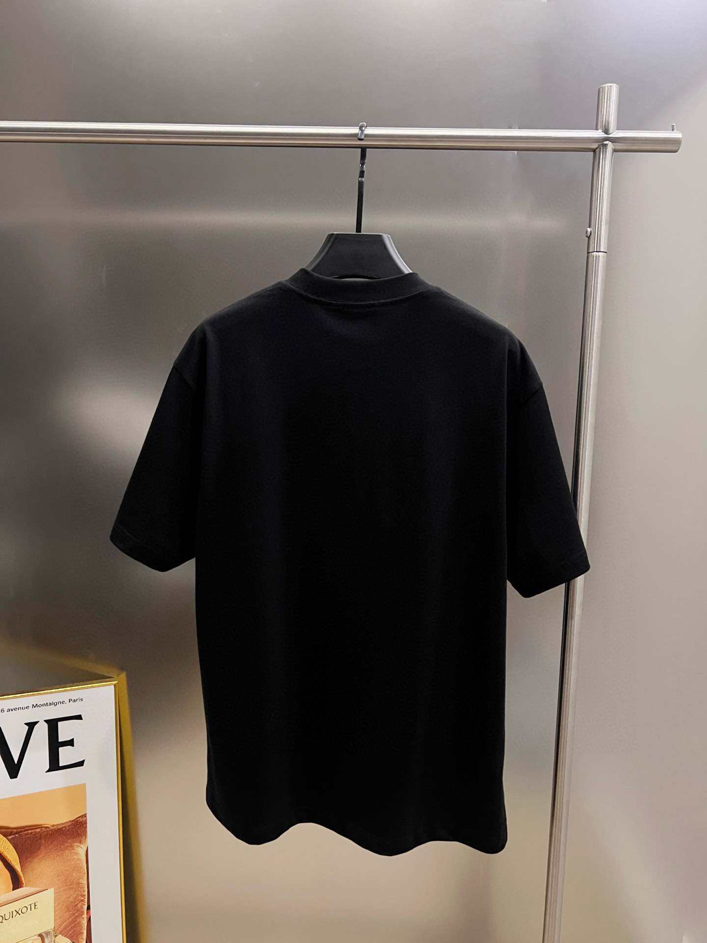 バレンシアガ スーパーコピー 優良サイト ダブルロゴ重ねプリントTシャツ モード感強めの存在感｜スーパーコピー服