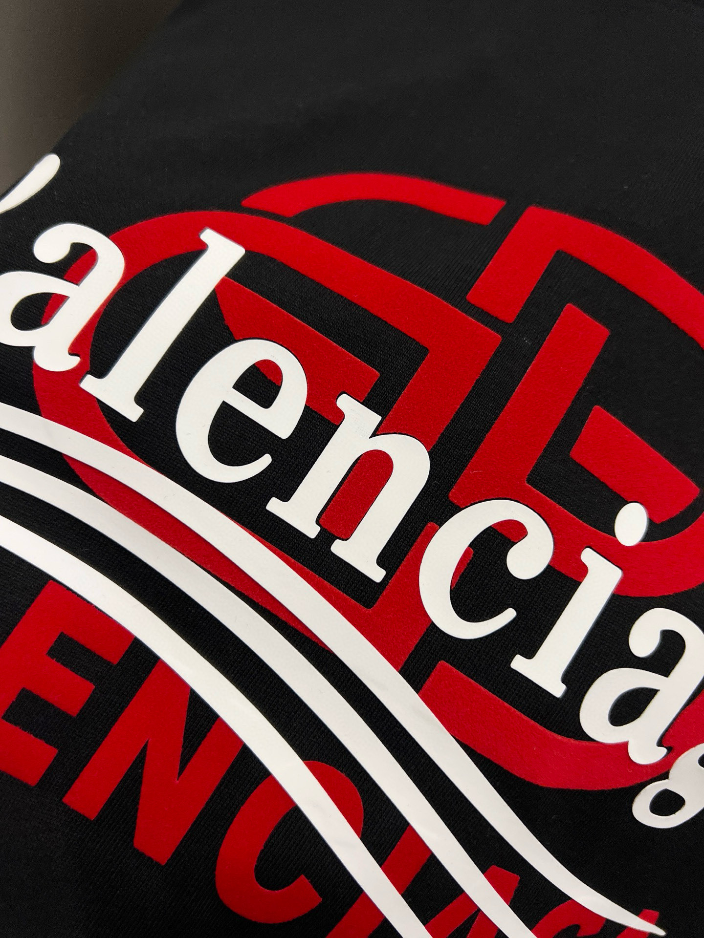 バレンシアガ スーパーコピー 優良サイト ダブルロゴ重ねプリントTシャツ モード感強めの存在感｜スーパーコピー服