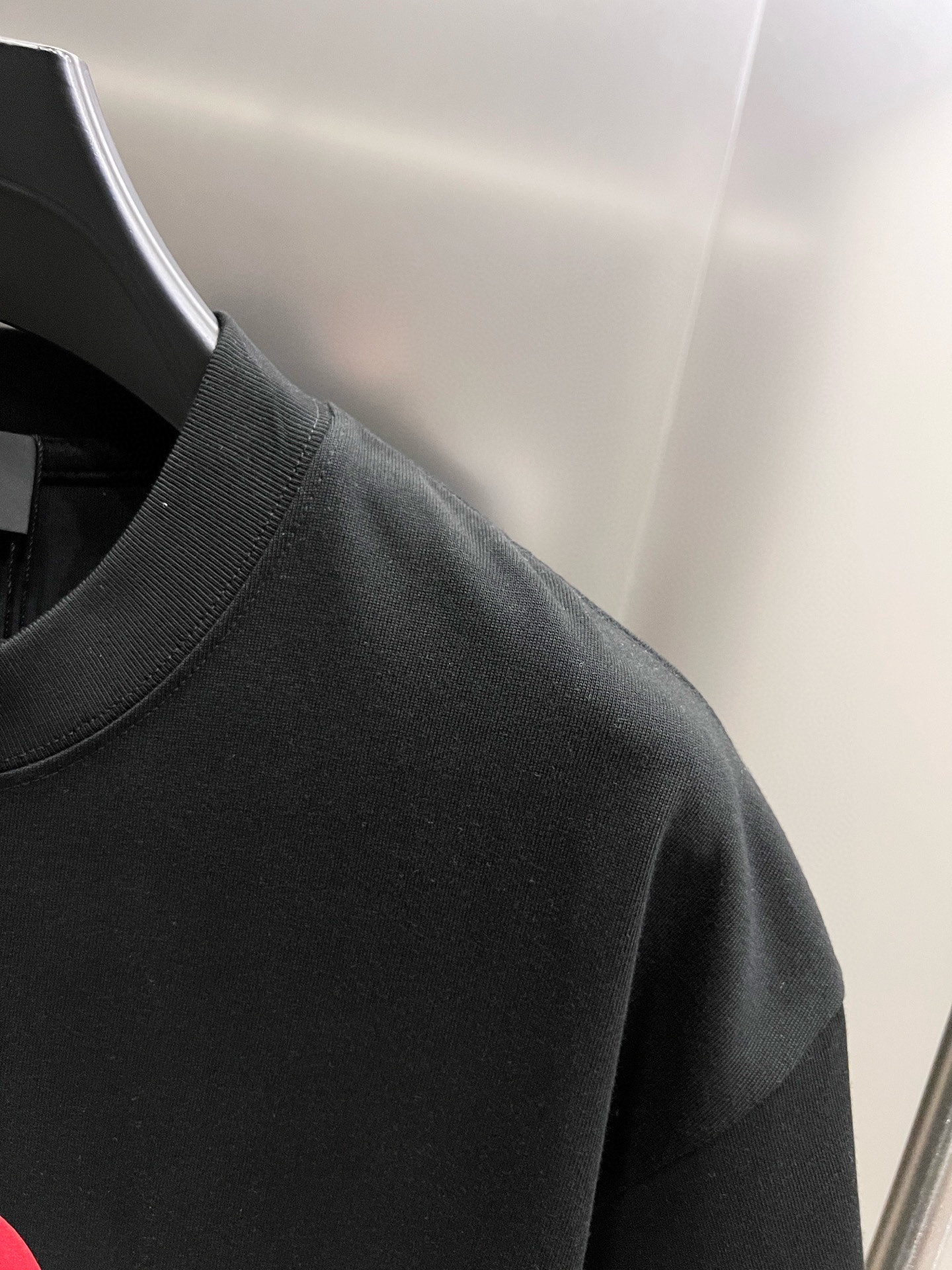 バレンシアガ スーパーコピー 優良サイト ダブルロゴ重ねプリントTシャツ モード感強めの存在感｜スーパーコピー服