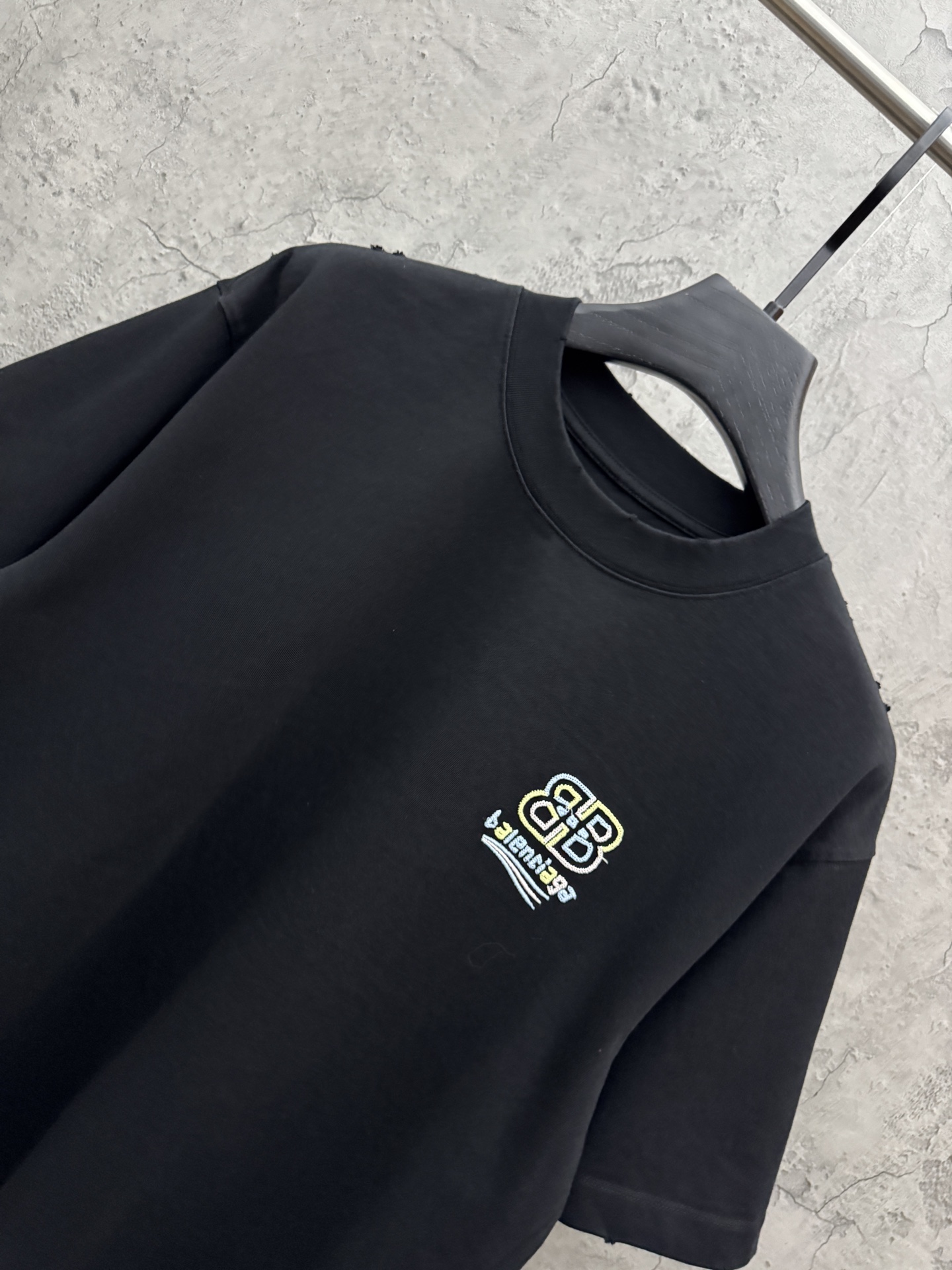 バレンシアガ スーパーコピー 人気定番 ミニロゴ刺繍Tシャツ｜高再現度・実店舗運営・梱包丁寧で安心取引｜スーパーコピー服