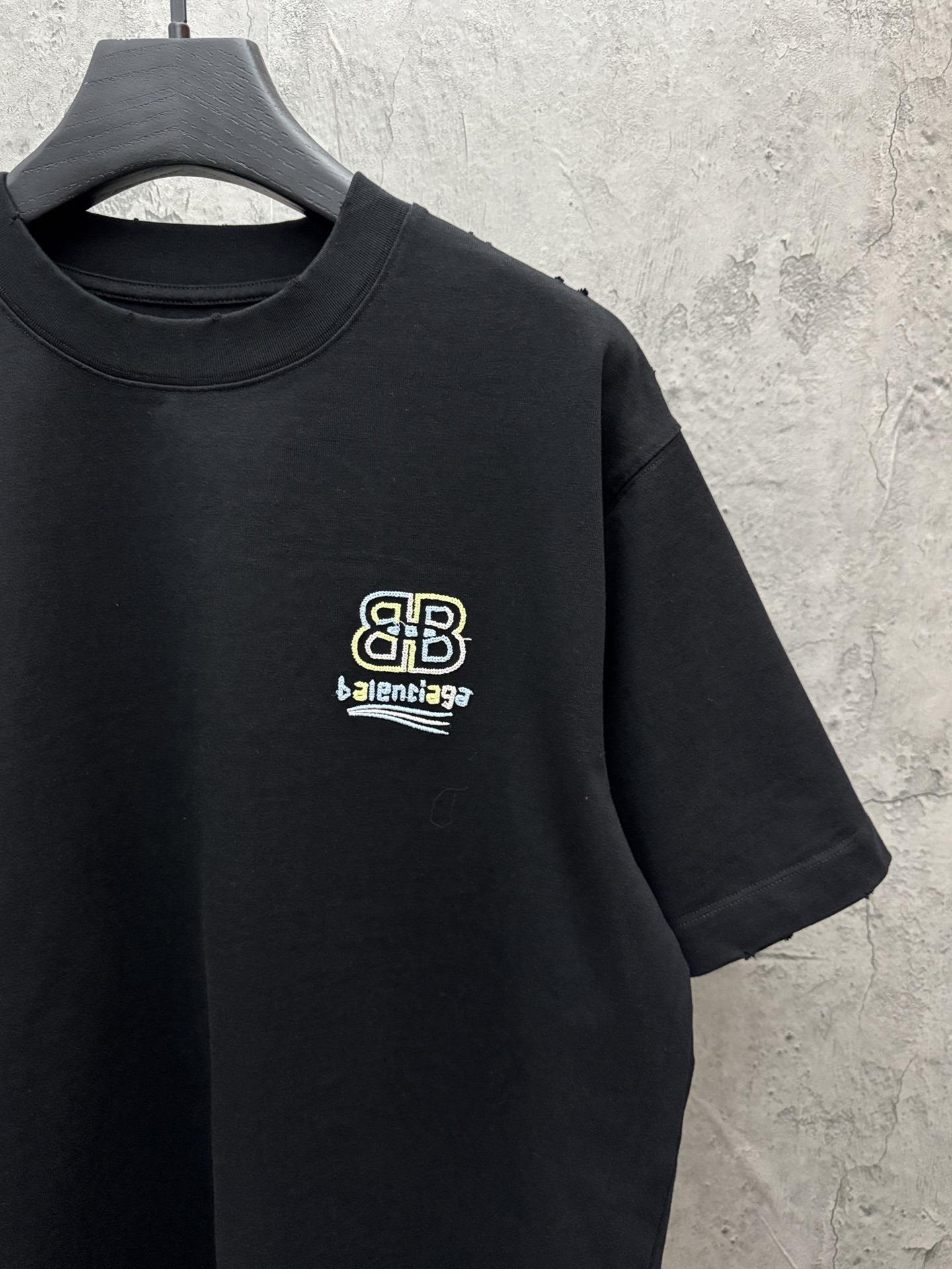 バレンシアガ スーパーコピー 人気定番 ミニロゴ刺繍Tシャツ｜高再現度・実店舗運営・梱包丁寧で安心取引｜スーパーコピー服