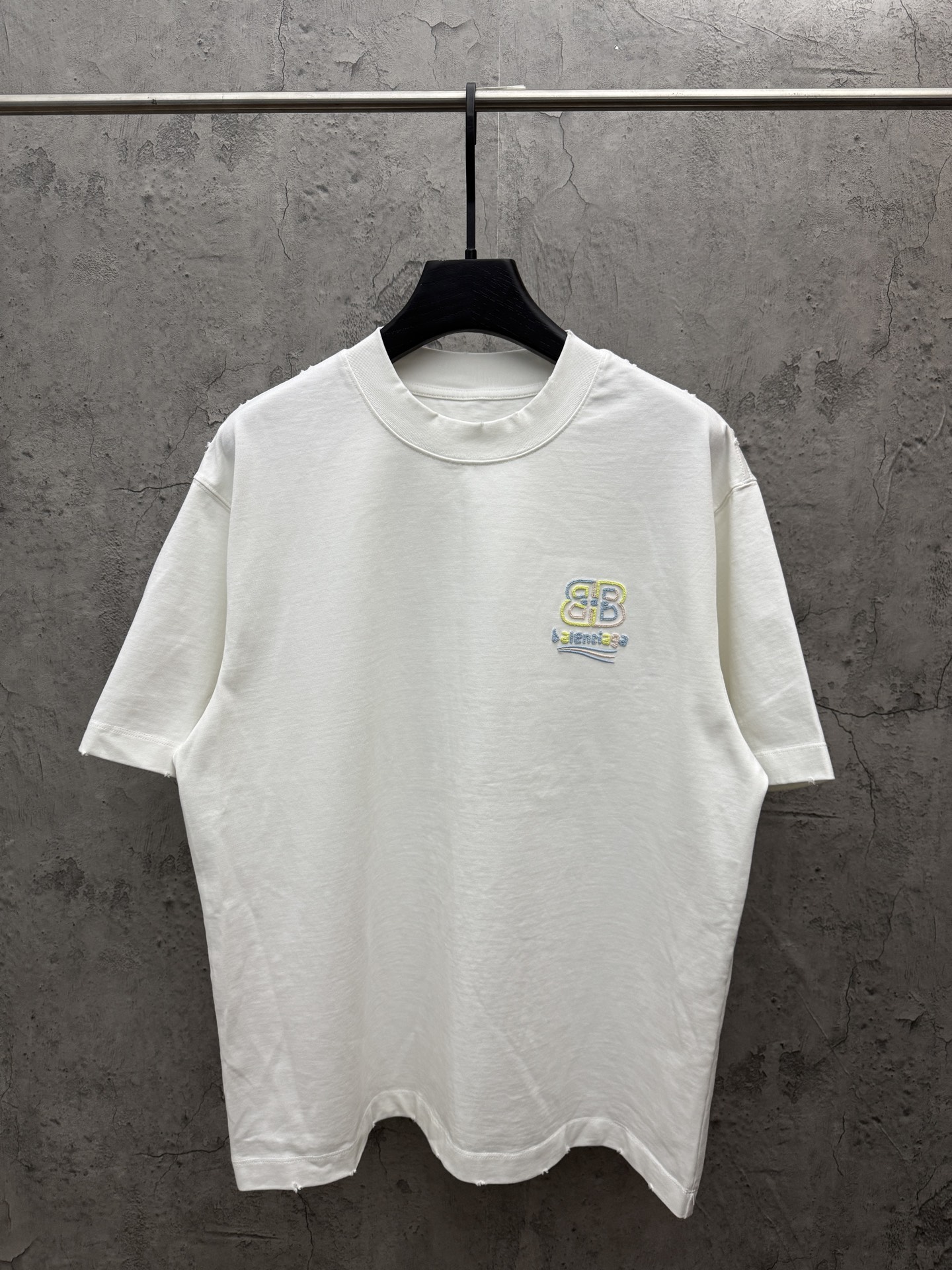 バレンシアガ スーパーコピー 刺繍ロゴ ワンポイントTシャツ｜上質感ミニマルデザイン｜スーパーコピー服