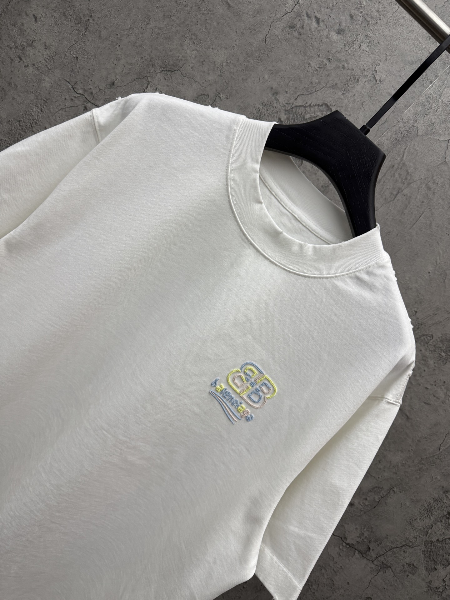 バレンシアガ スーパーコピー 刺繍ロゴ ワンポイントTシャツ｜上質感ミニマルデザイン｜スーパーコピー服