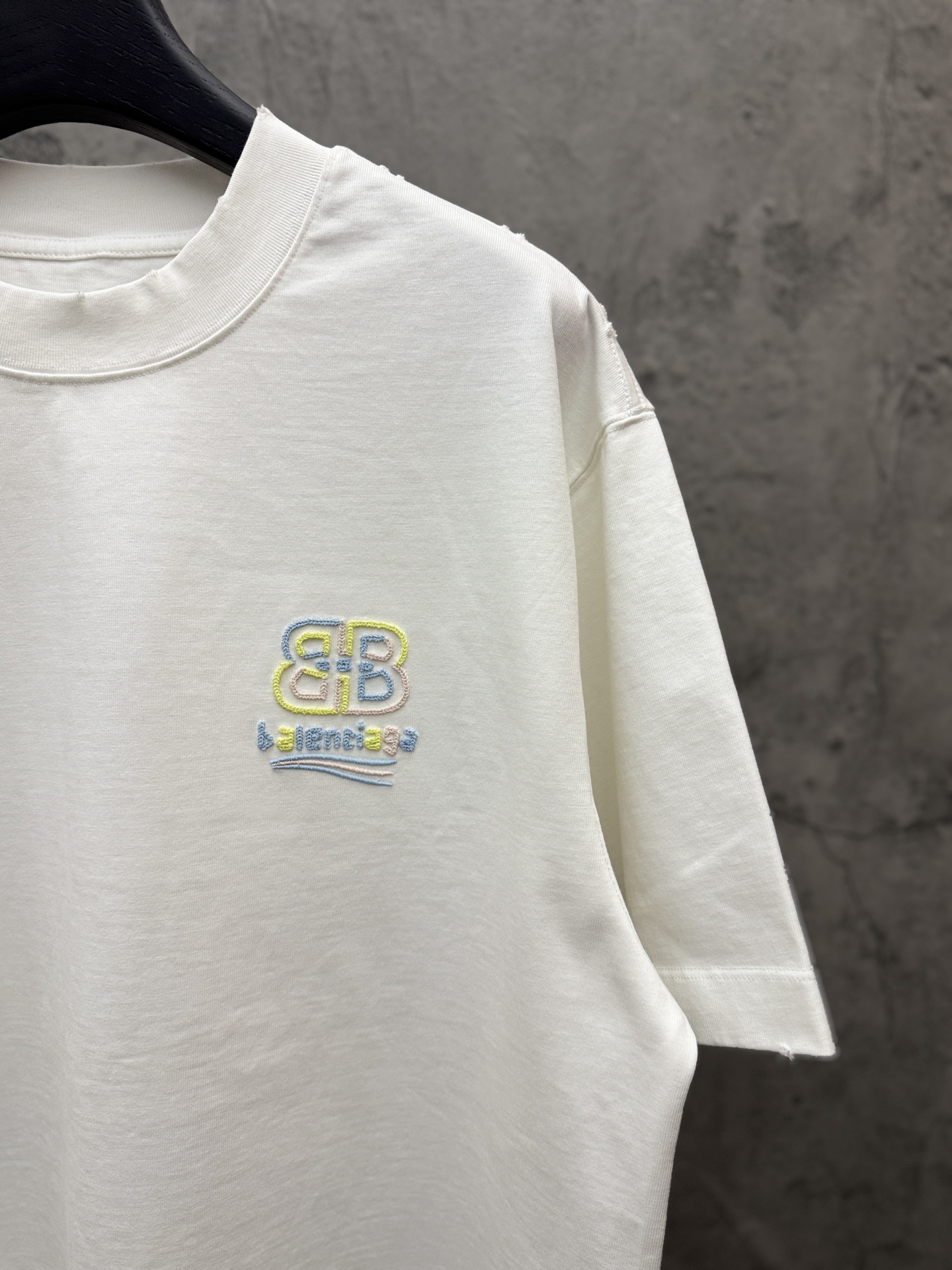 バレンシアガ スーパーコピー 刺繍ロゴ ワンポイントTシャツ｜上質感ミニマルデザイン｜スーパーコピー服