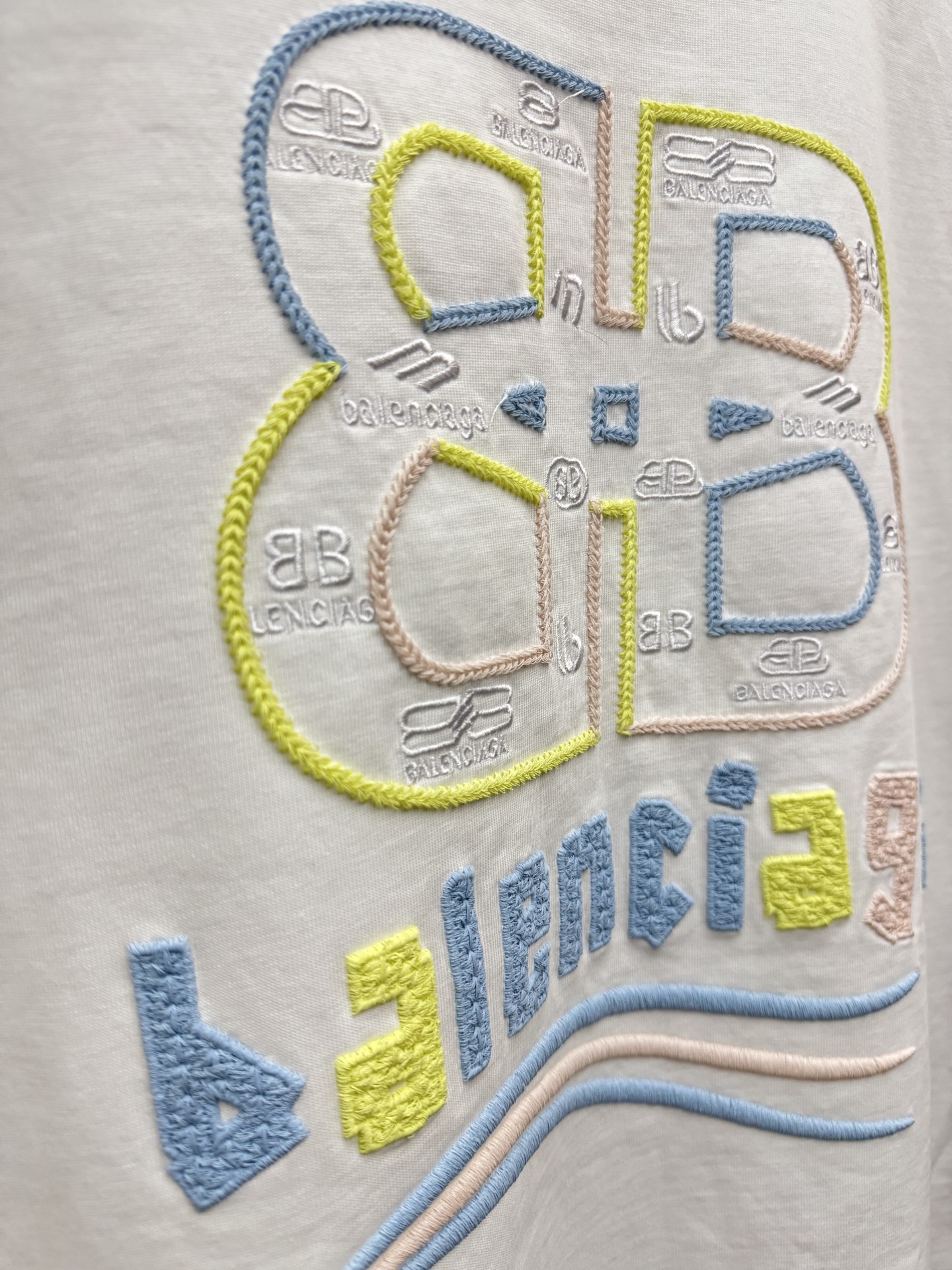 バレンシアガ スーパーコピー 刺繍ロゴ ワンポイントTシャツ｜上質感ミニマルデザイン｜スーパーコピー服