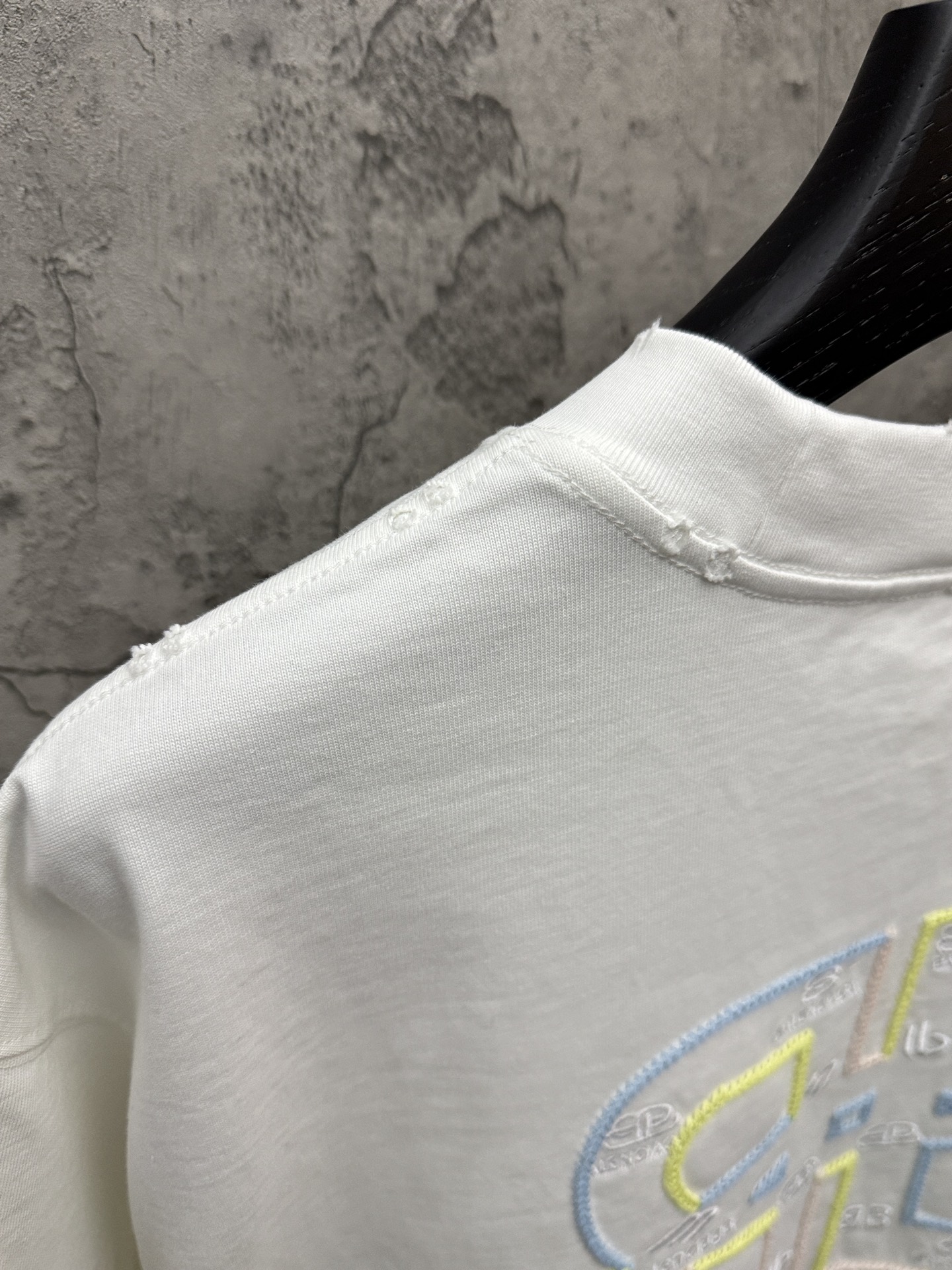 バレンシアガ スーパーコピー 刺繍ロゴ ワンポイントTシャツ｜上質感ミニマルデザイン｜スーパーコピー服