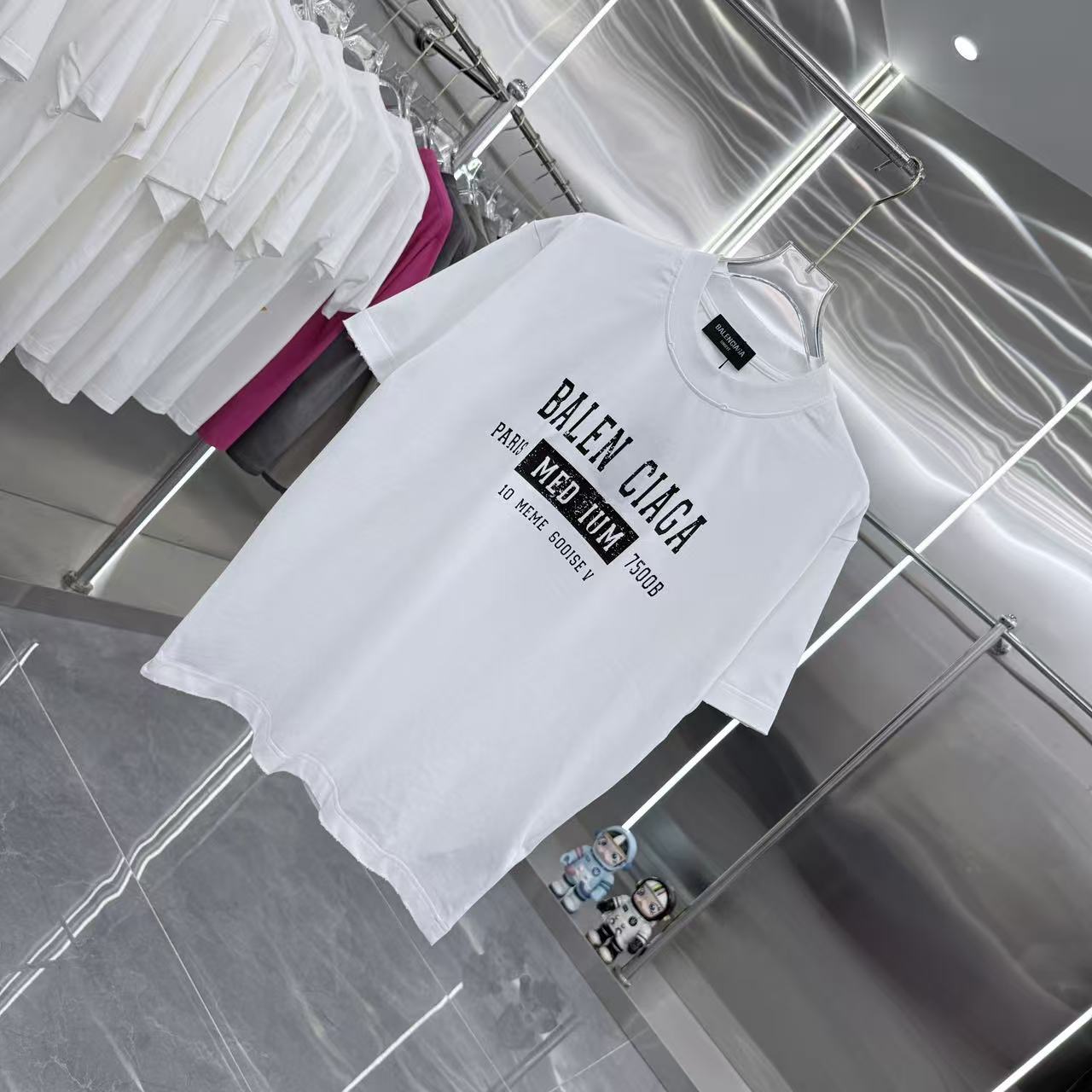 バレンシアガ コピー MEDIUMフロントロゴTシャツ｜都会系ユニセックスモード｜スーパーコピー服