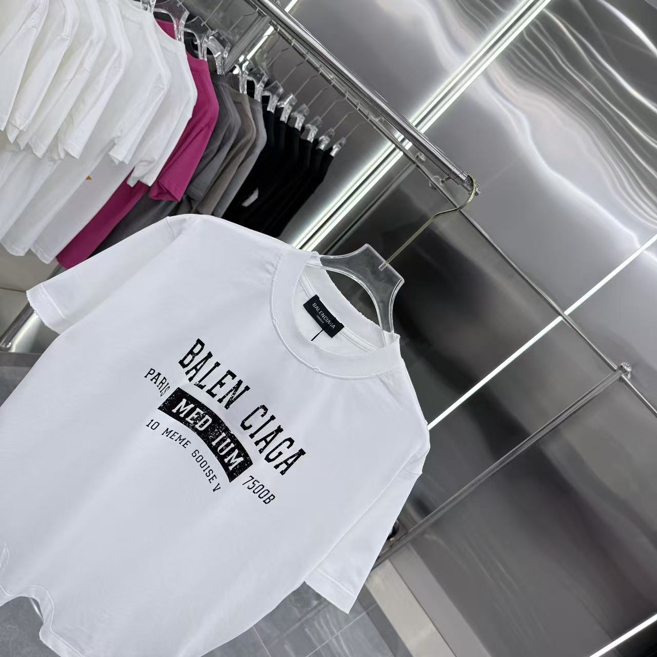 バレンシアガ コピー MEDIUMフロントロゴTシャツ｜都会系ユニセックスモード｜スーパーコピー服