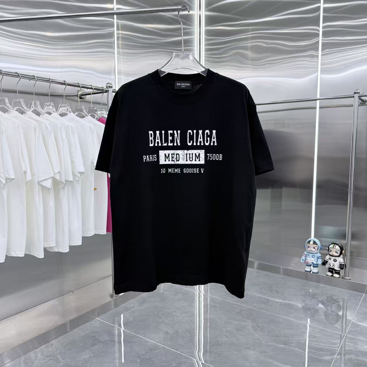 バレンシアガ n級コピー MEDIUMアートロゴTシャツ|ストリート感漂うモード一着|スーパーコピーn級優良店 1 バレンシアガ n級コピー MEDIUMアートロゴTシャツ|ストリート感漂うモード一着|スーパーコピー服