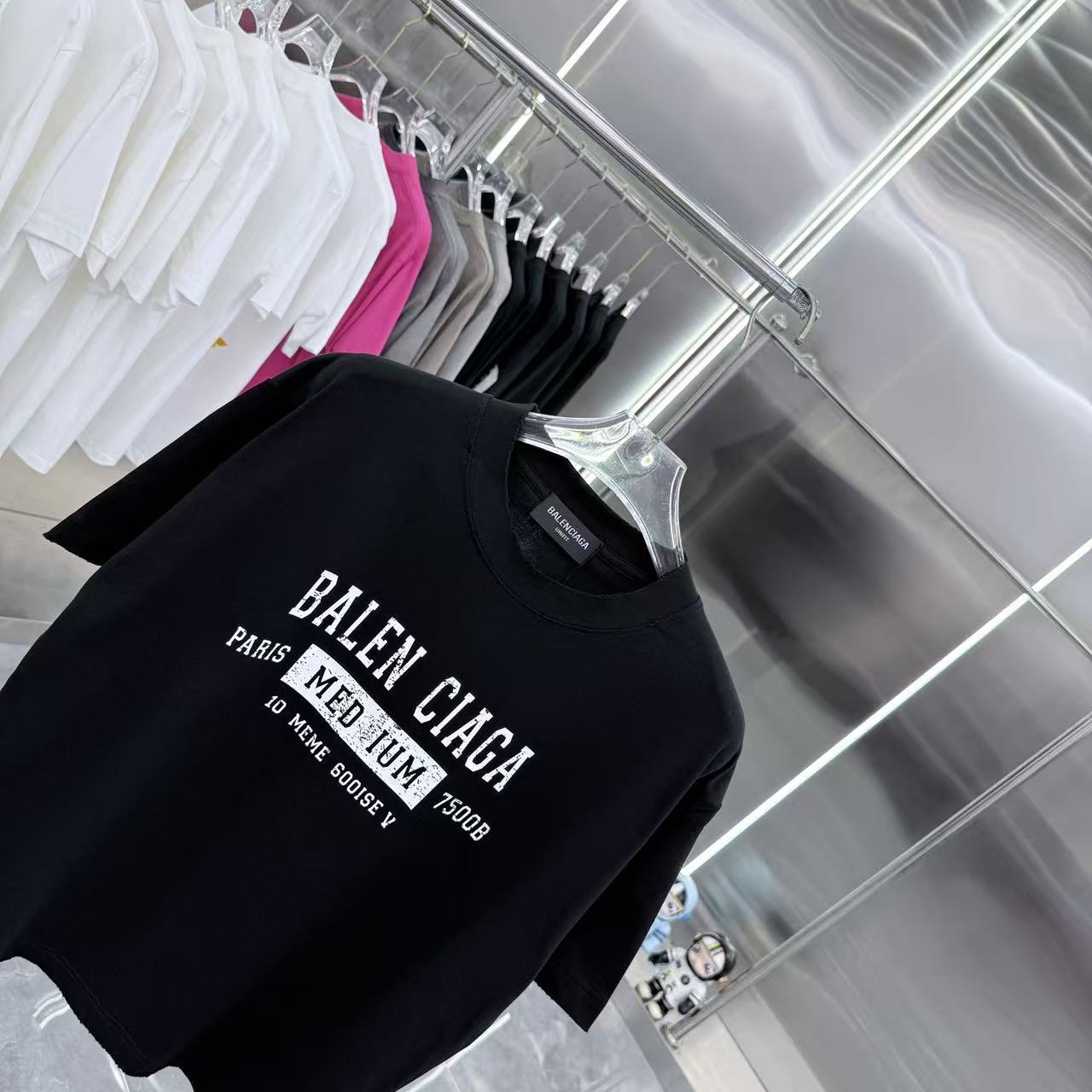 バレンシアガ n級コピー MEDIUMアートロゴTシャツ|ストリート感漂うモード一着|スーパーコピーn級優良店 3 バレンシアガ n級コピー MEDIUMアートロゴTシャツ|ストリート感漂うモード一着|スーパーコピー服