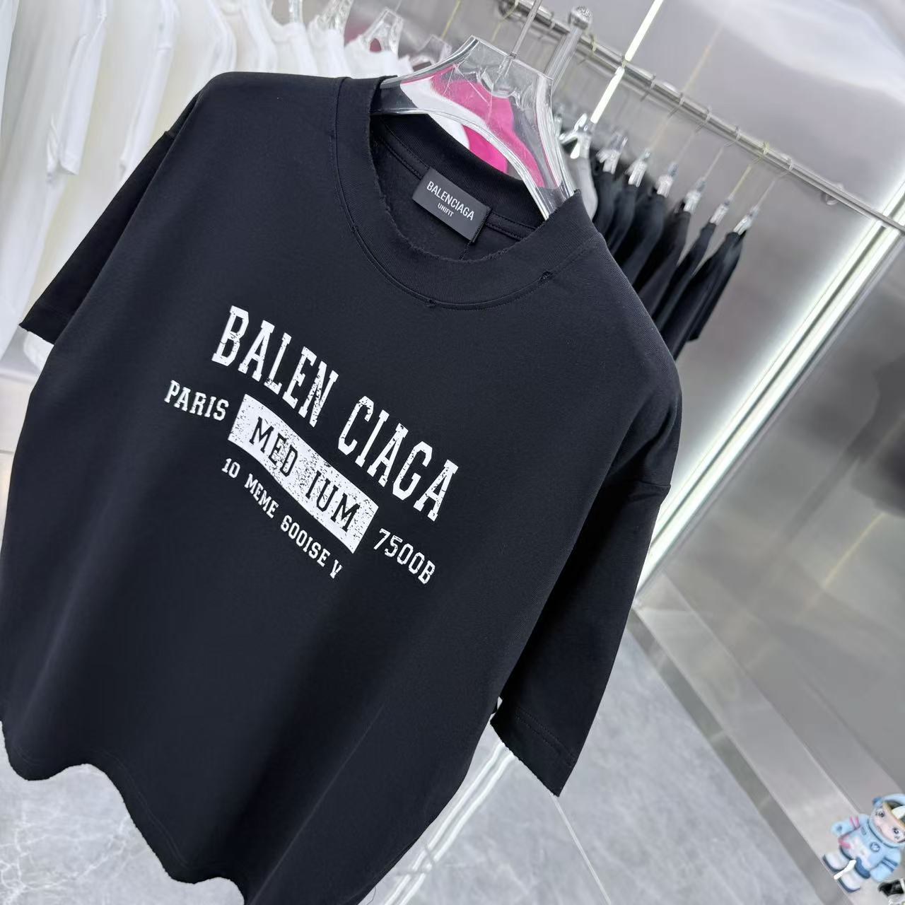 バレンシアガ n級コピー MEDIUMアートロゴTシャツ|ストリート感漂うモード一着|スーパーコピーn級優良店 4 バレンシアガ n級コピー MEDIUMアートロゴTシャツ|ストリート感漂うモード一着|スーパーコピー服