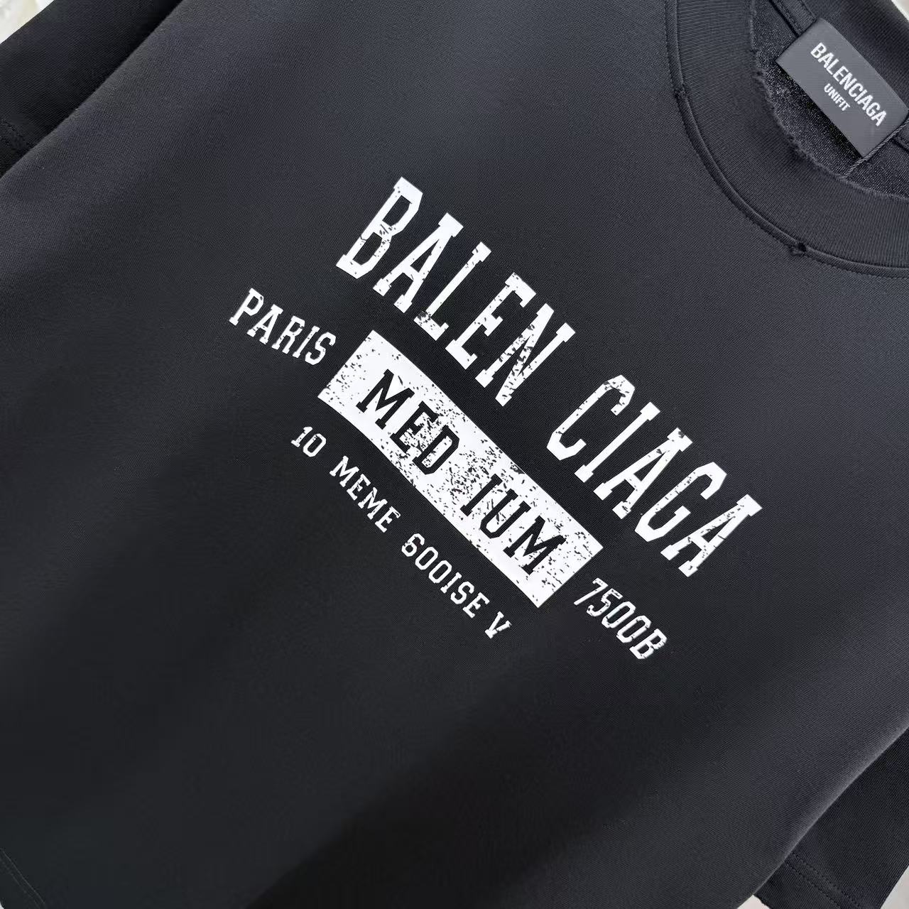 バレンシアガ n級コピー MEDIUMアートロゴTシャツ|ストリート感漂うモード一着|スーパーコピーn級優良店 5 バレンシアガ n級コピー MEDIUMアートロゴTシャツ|ストリート感漂うモード一着|スーパーコピー服