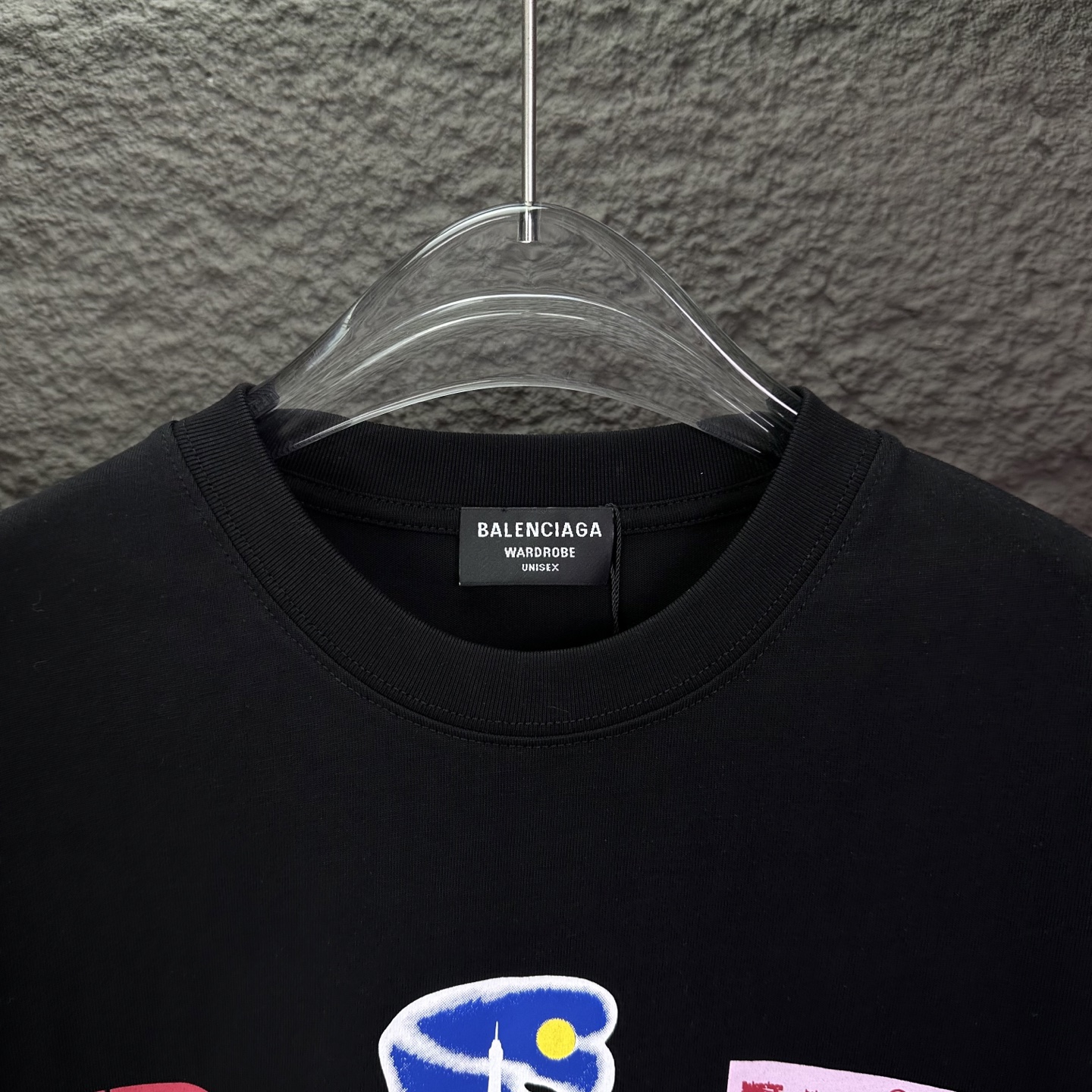 バレンシアガ スーパーコピー ロゴマルチアートTシャツ｜個性派デザイン×ストリート映えの人気モデル｜スーパーコピー服