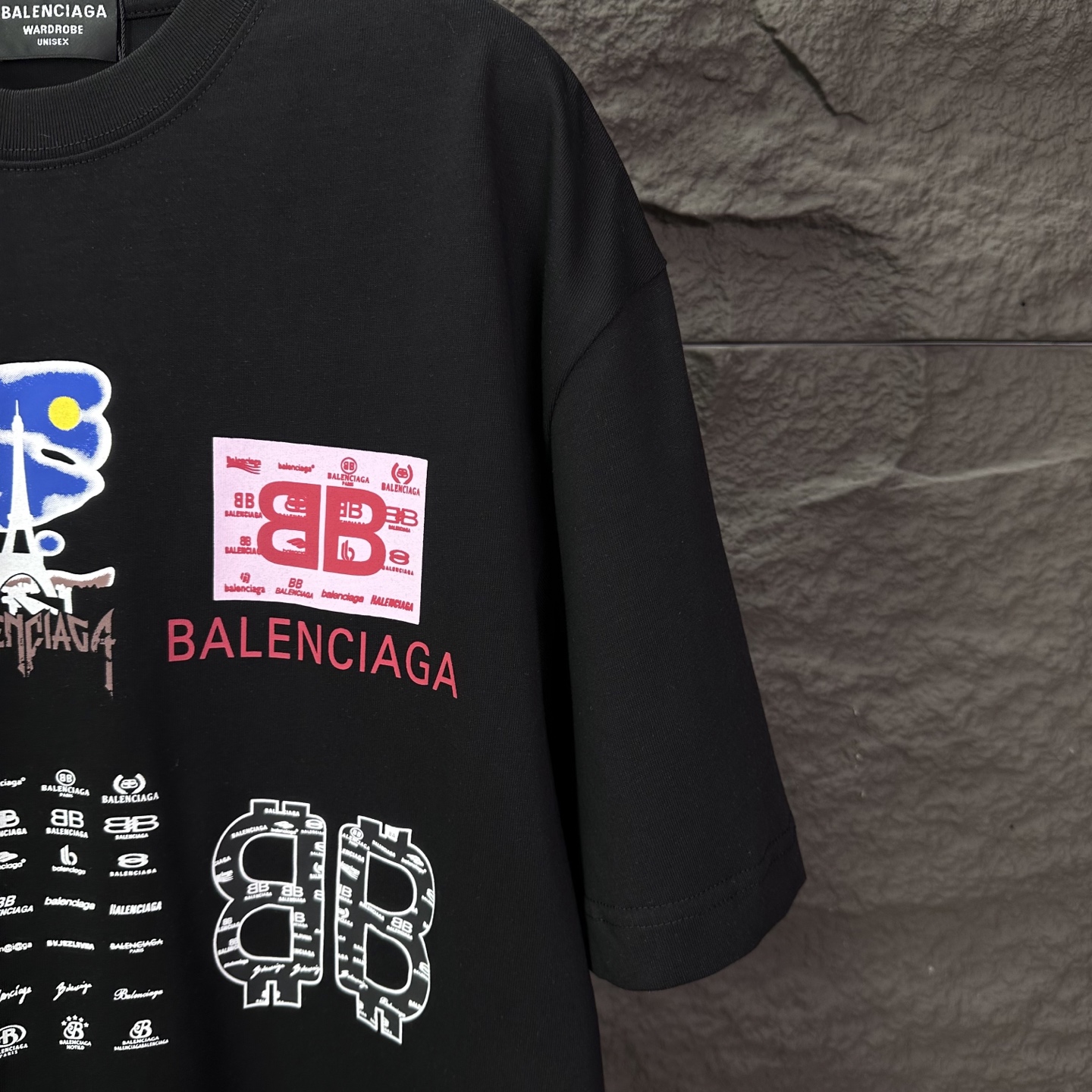 バレンシアガ スーパーコピー ロゴマルチアートTシャツ｜個性派デザイン×ストリート映えの人気モデル｜スーパーコピー服