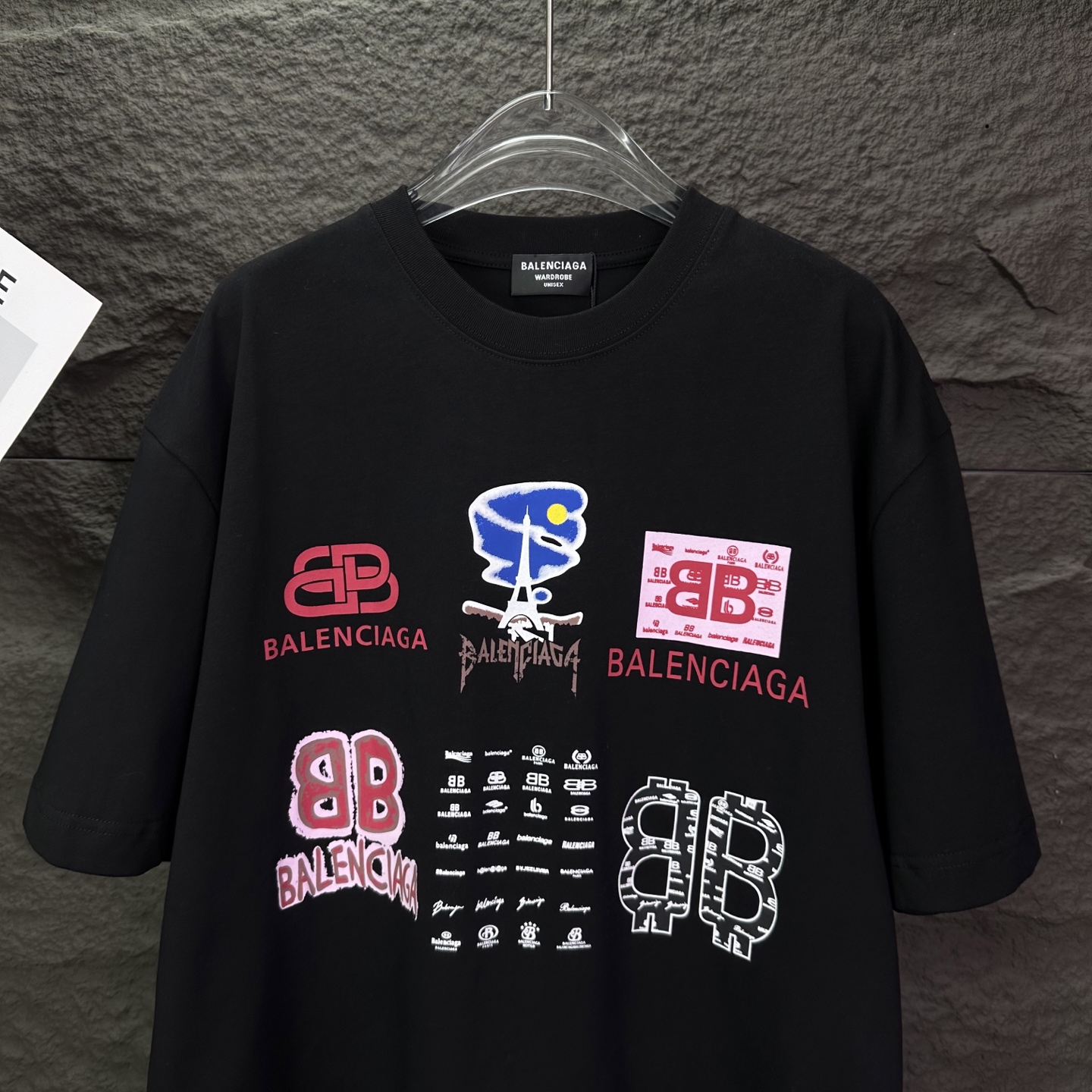 バレンシアガ スーパーコピー ロゴマルチアートTシャツ｜個性派デザイン×ストリート映えの人気モデル｜スーパーコピー服