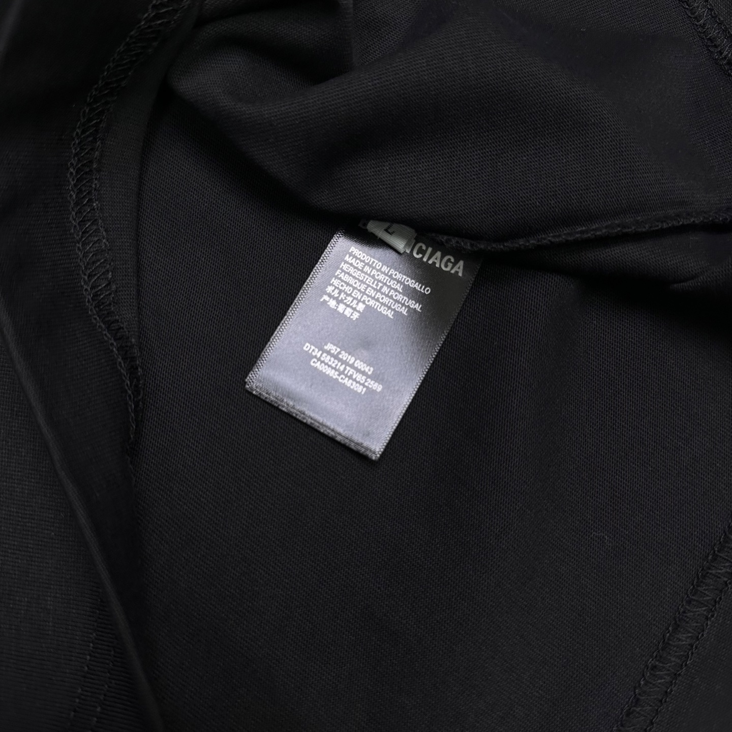 バレンシアガ スーパーコピー ロゴマルチアートTシャツ｜個性派デザイン×ストリート映えの人気モデル｜スーパーコピー服