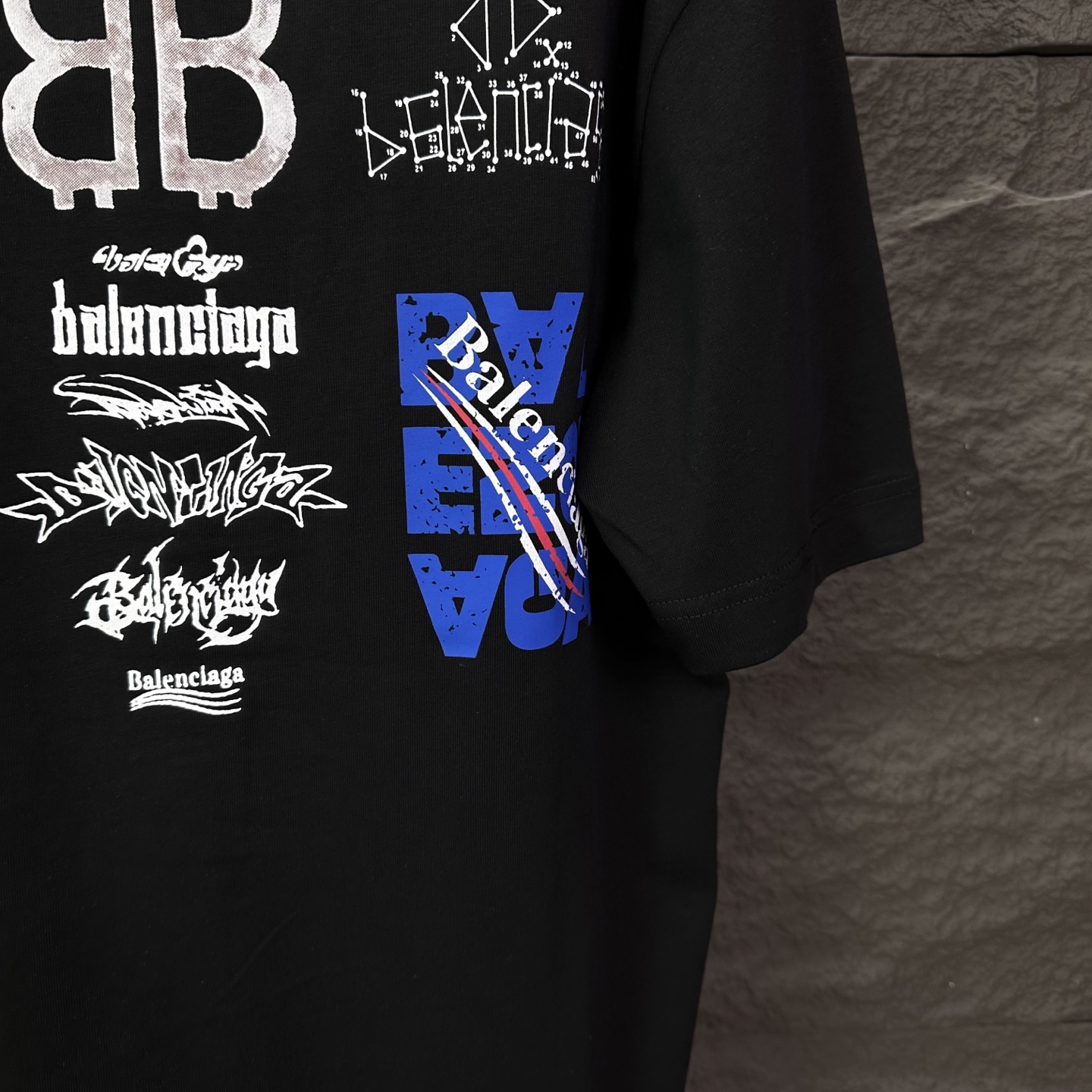 バレンシアガ スーパーコピー ロゴマルチアートTシャツ｜個性派デザイン×ストリート映えの人気モデル｜スーパーコピー服