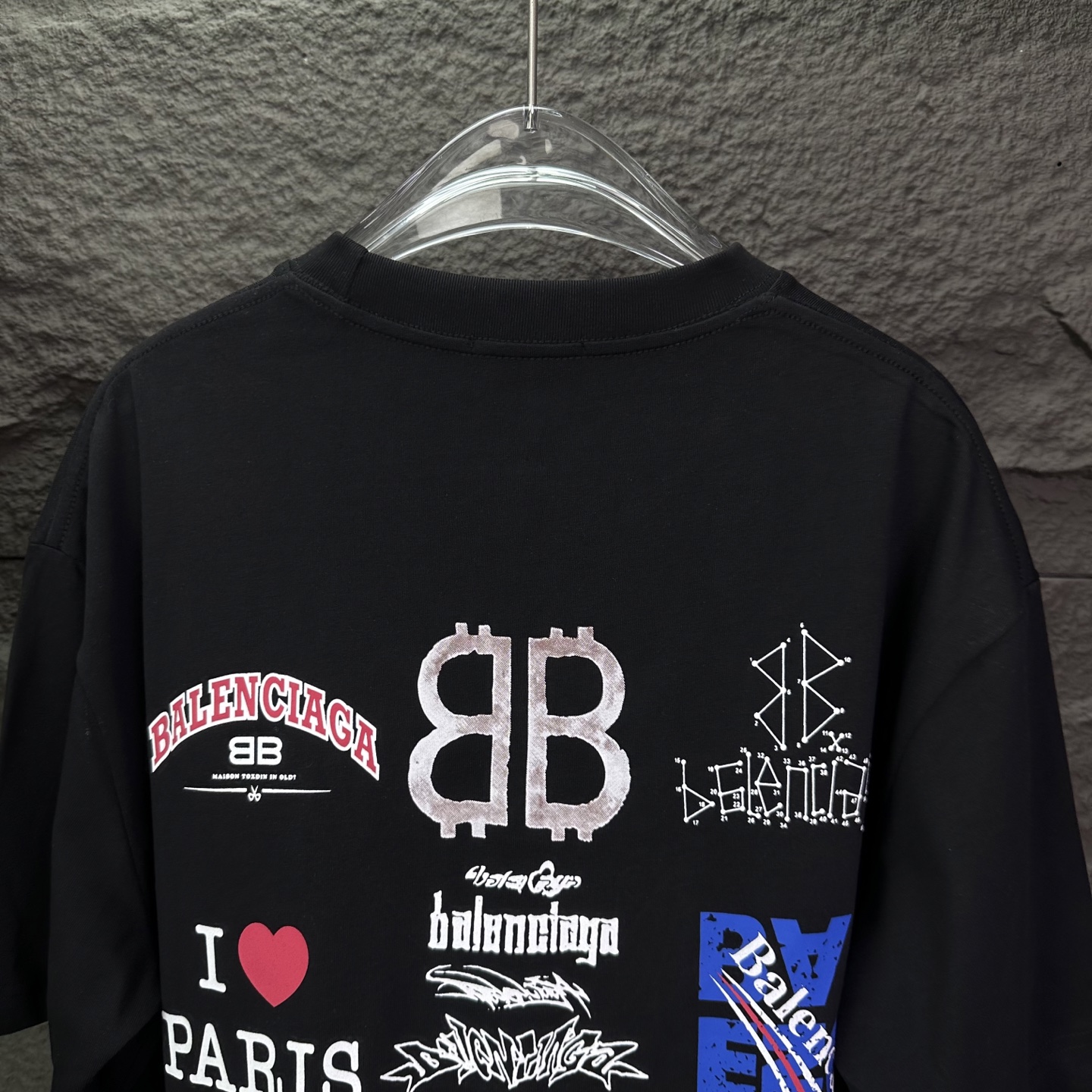 バレンシアガ スーパーコピー ロゴマルチアートTシャツ｜個性派デザイン×ストリート映えの人気モデル｜スーパーコピー服