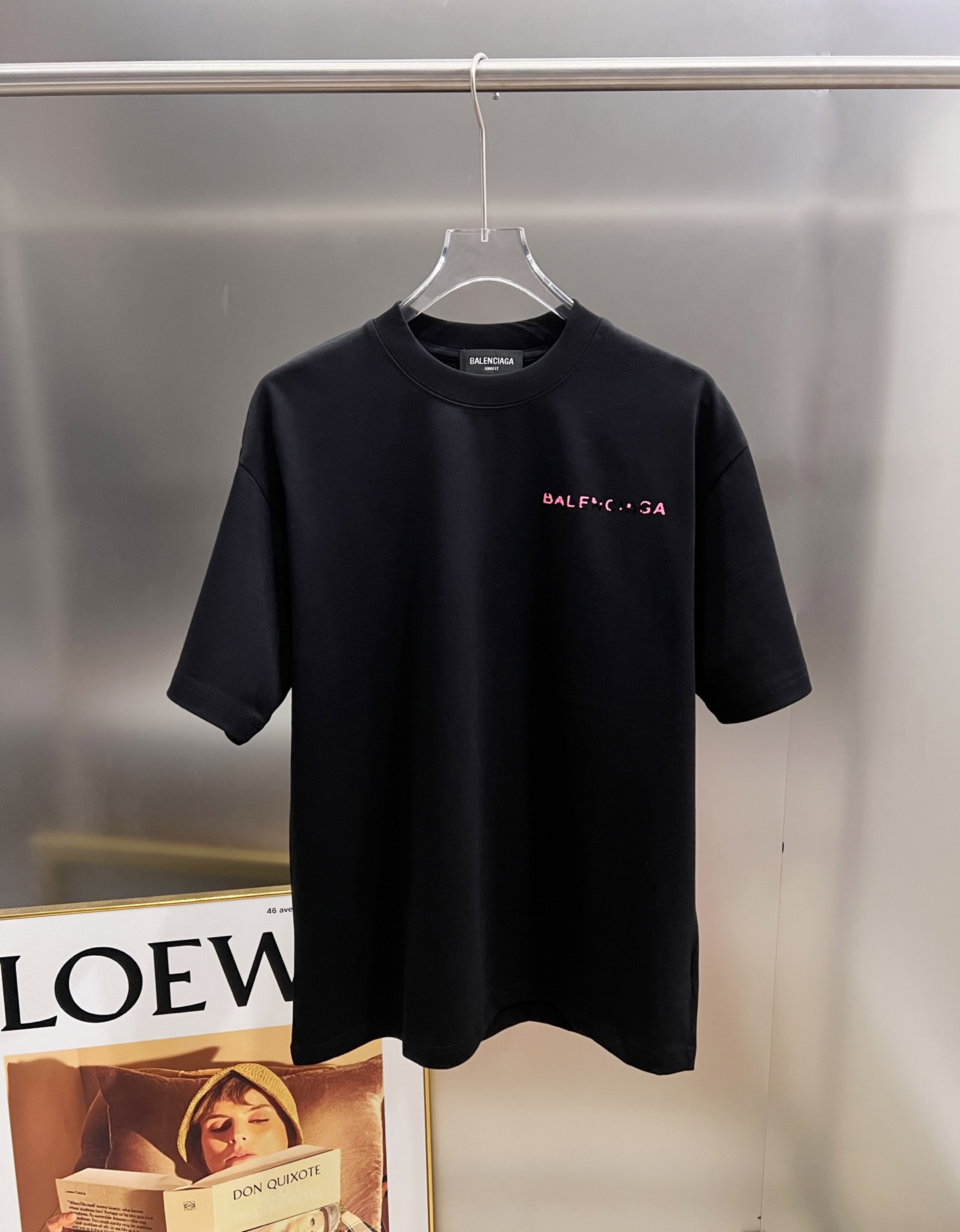 バレンシアガ スーパーコピー バックロゴTシャツ｜ピンクアクセントが映えるストリート人気モデル｜スーパーコピー服