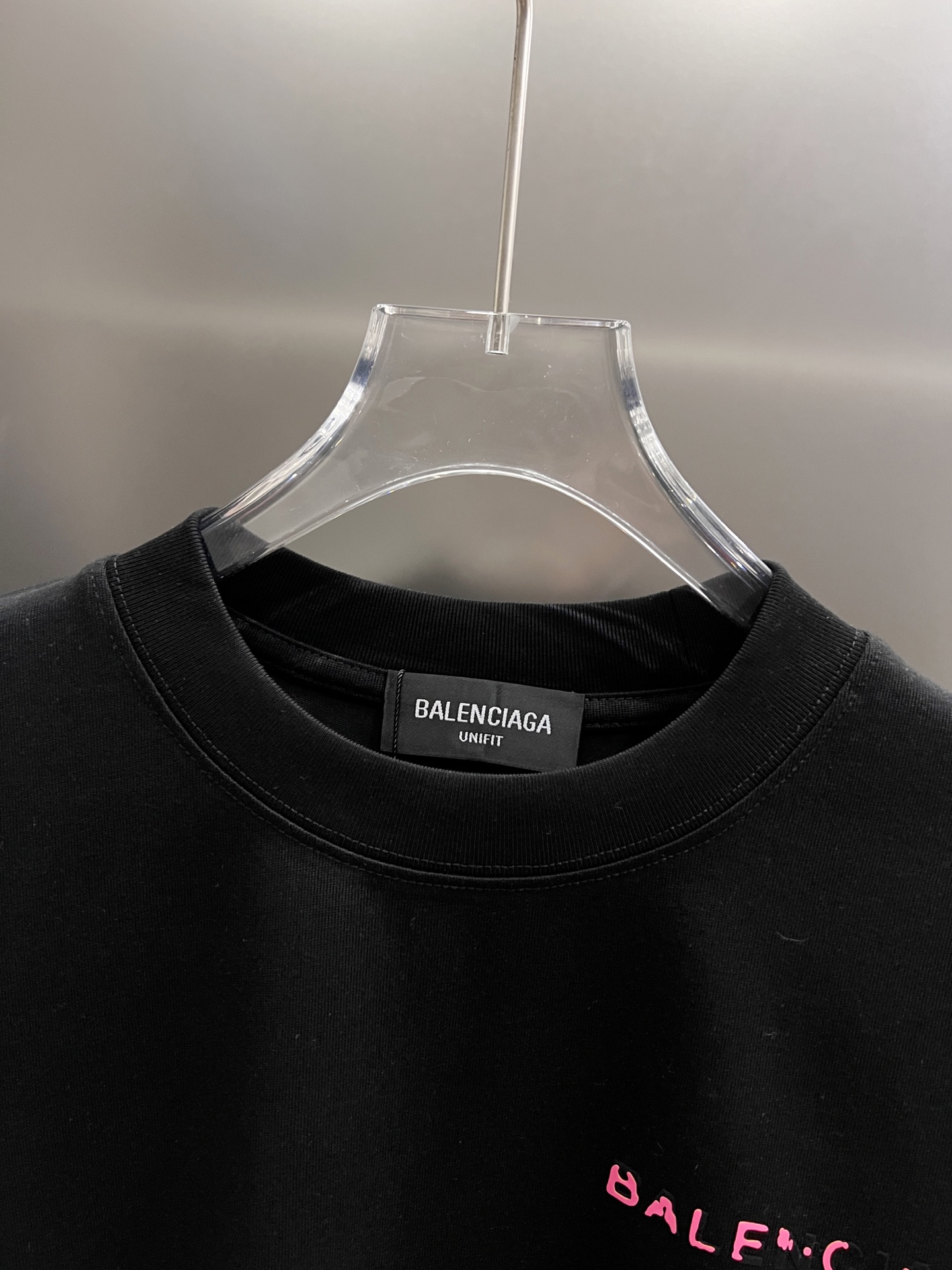 バレンシアガ スーパーコピー バックロゴTシャツ｜ピンクアクセントが映えるストリート人気モデル｜スーパーコピー服