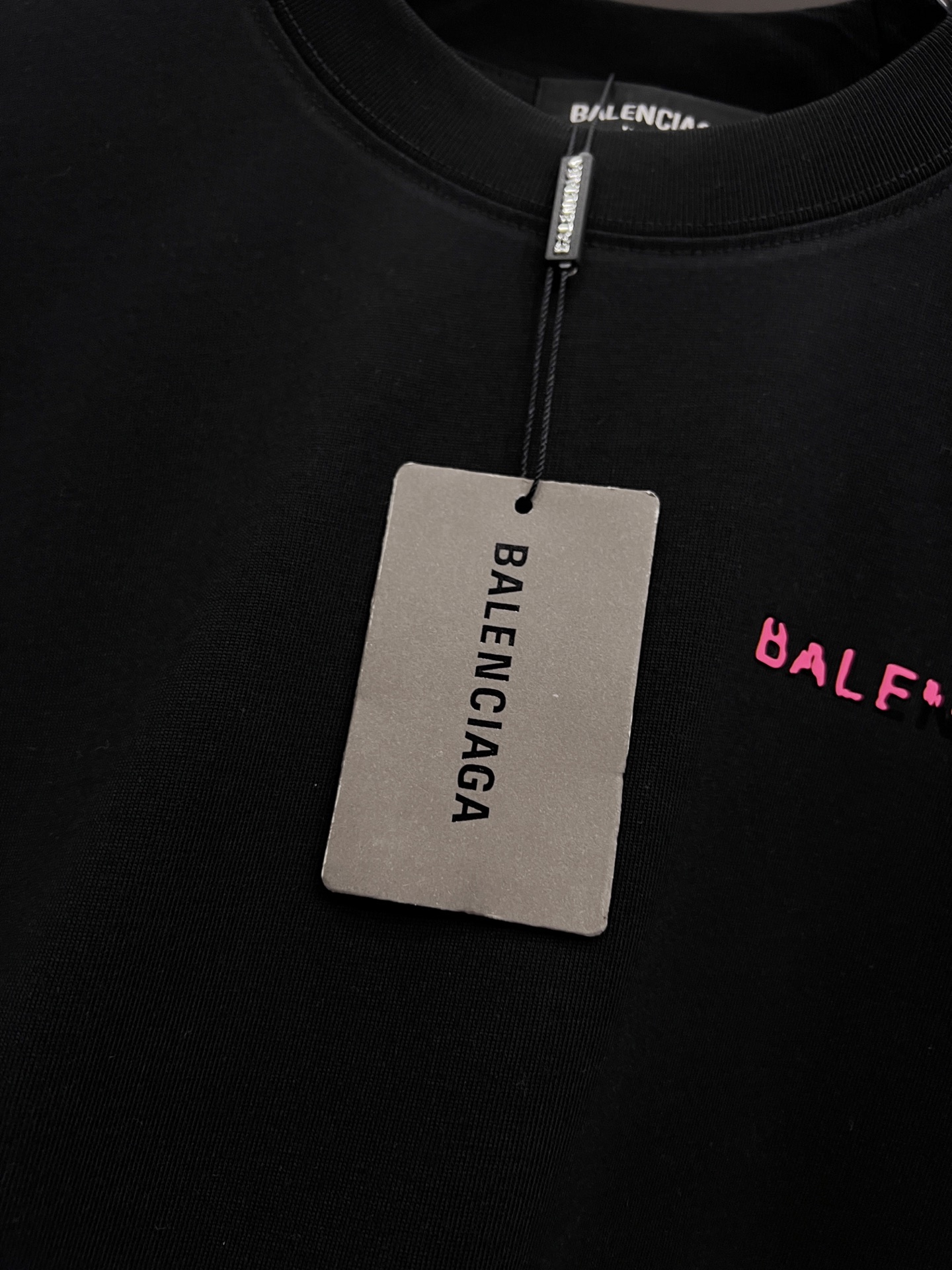 バレンシアガ スーパーコピー バックロゴTシャツ｜ピンクアクセントが映えるストリート人気モデル｜スーパーコピー服