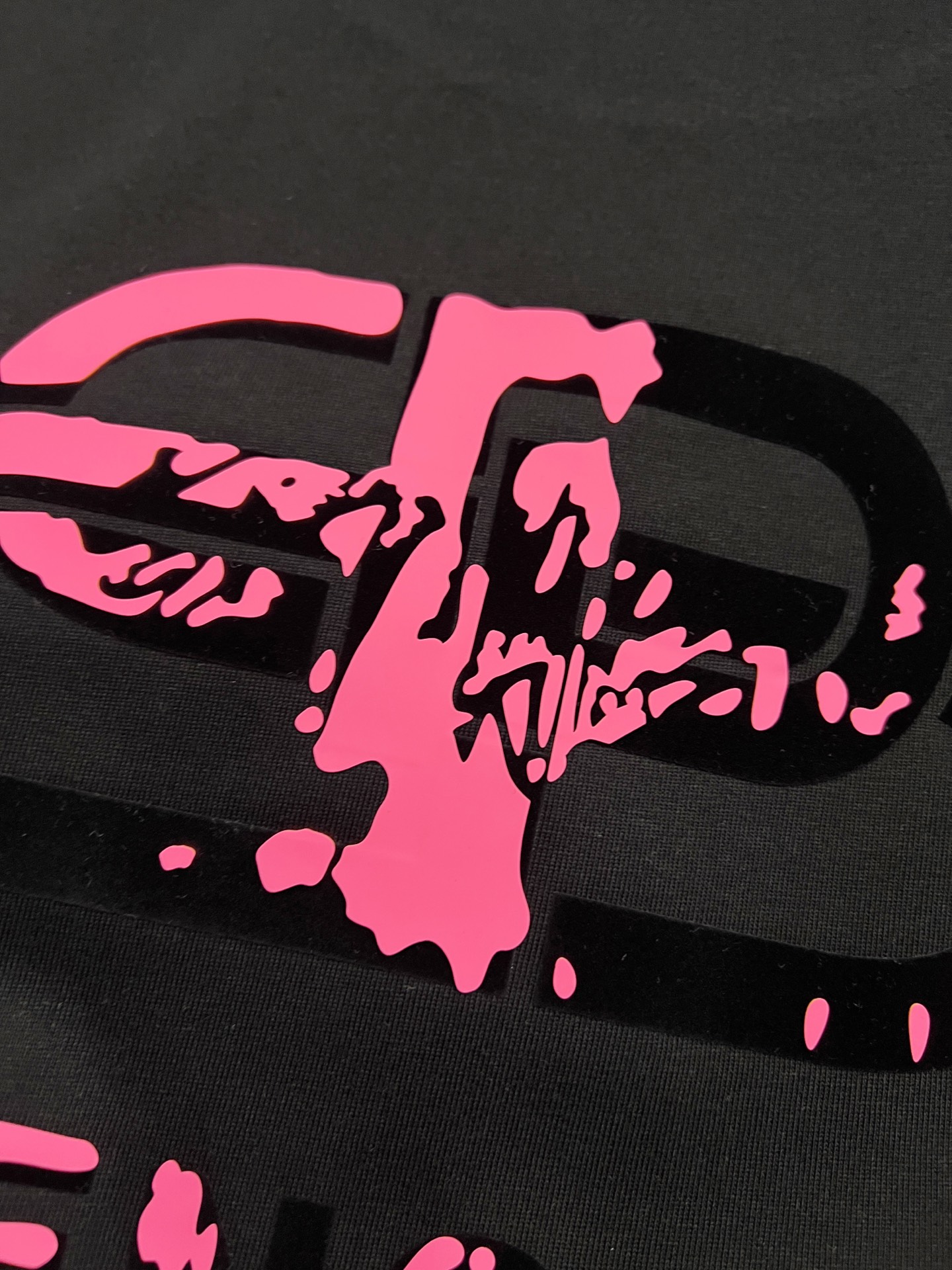 バレンシアガ スーパーコピー バックロゴTシャツ｜ピンクアクセントが映えるストリート人気モデル｜スーパーコピー服