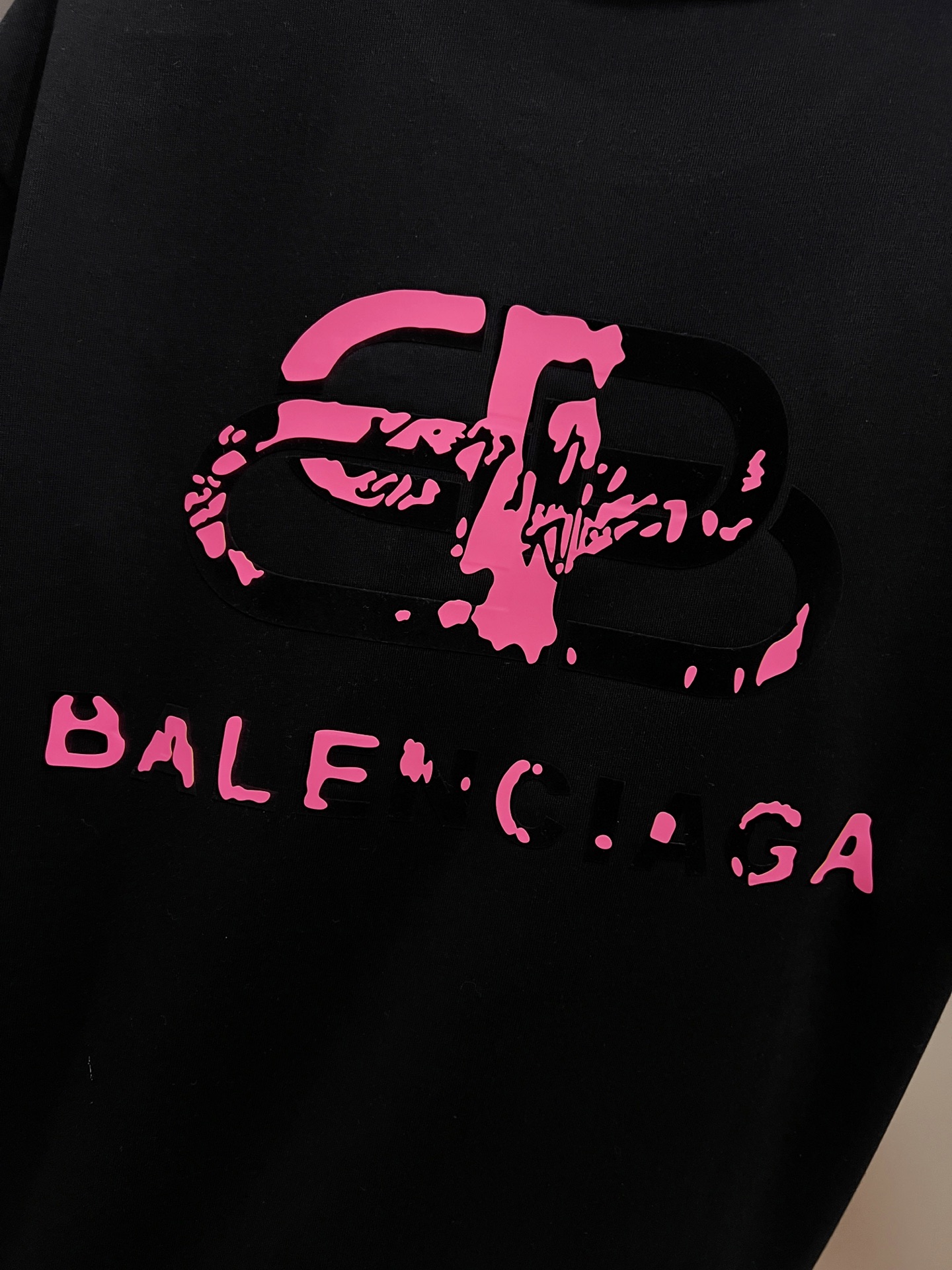 バレンシアガ スーパーコピー バックロゴTシャツ｜ピンクアクセントが映えるストリート人気モデル｜スーパーコピー服