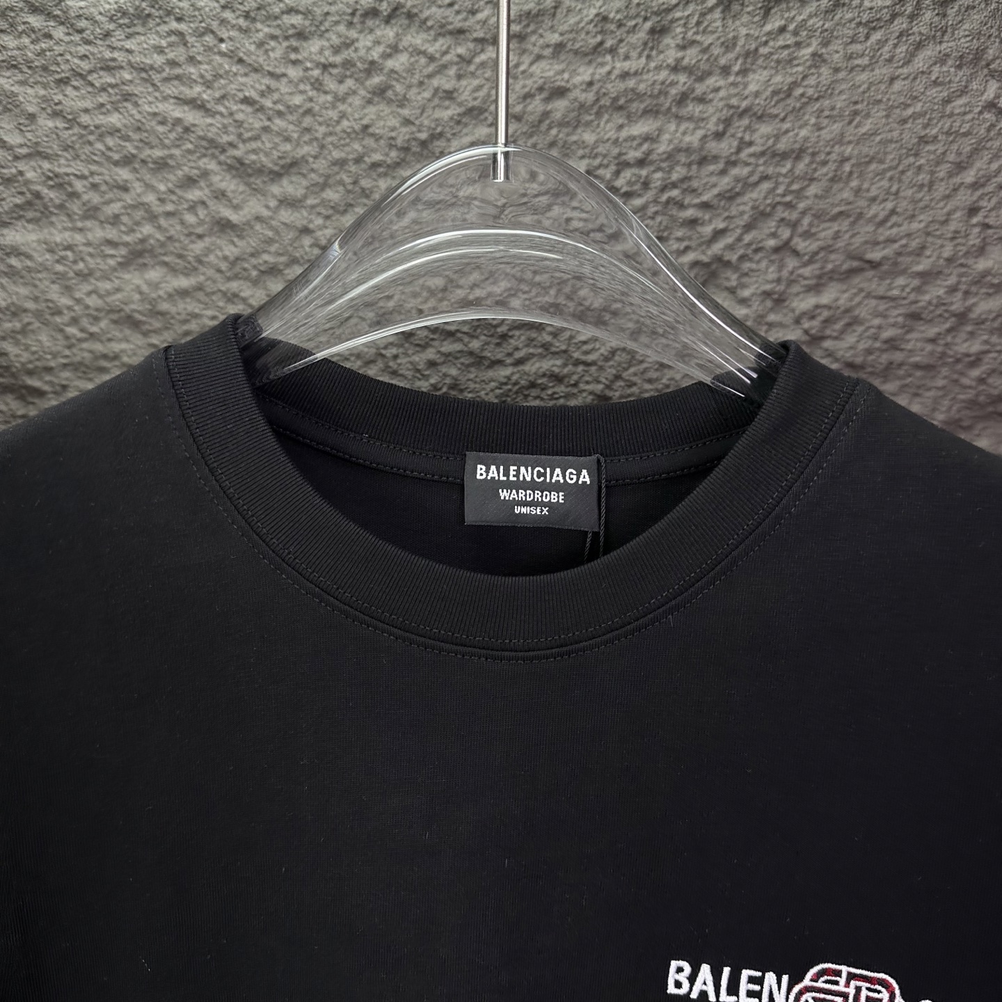 バレンシアガ スーパーコピー ミニロゴ胸プリントTシャツ｜シンプル×モード感の万能デザイン｜スーパーコピー服