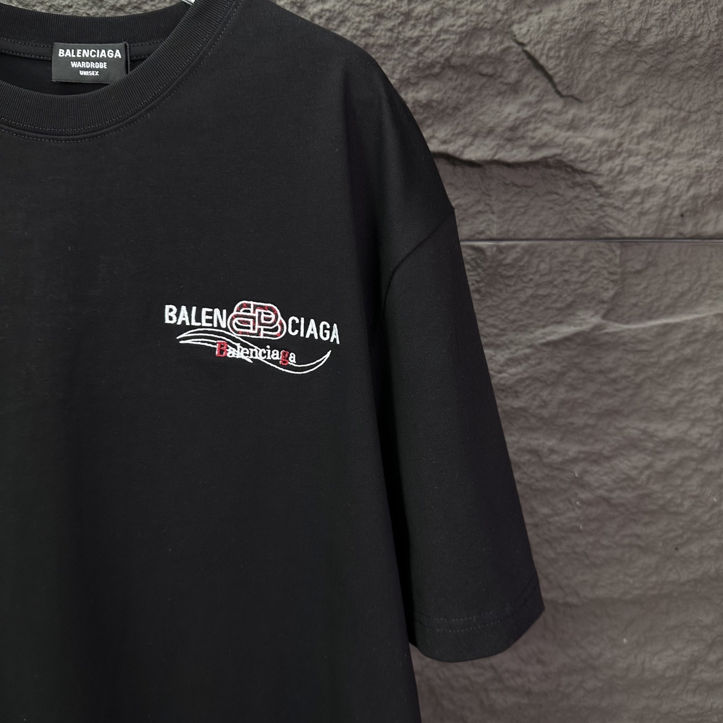 バレンシアガ スーパーコピー ミニロゴ胸プリントTシャツ｜シンプル×モード感の万能デザイン｜スーパーコピー服