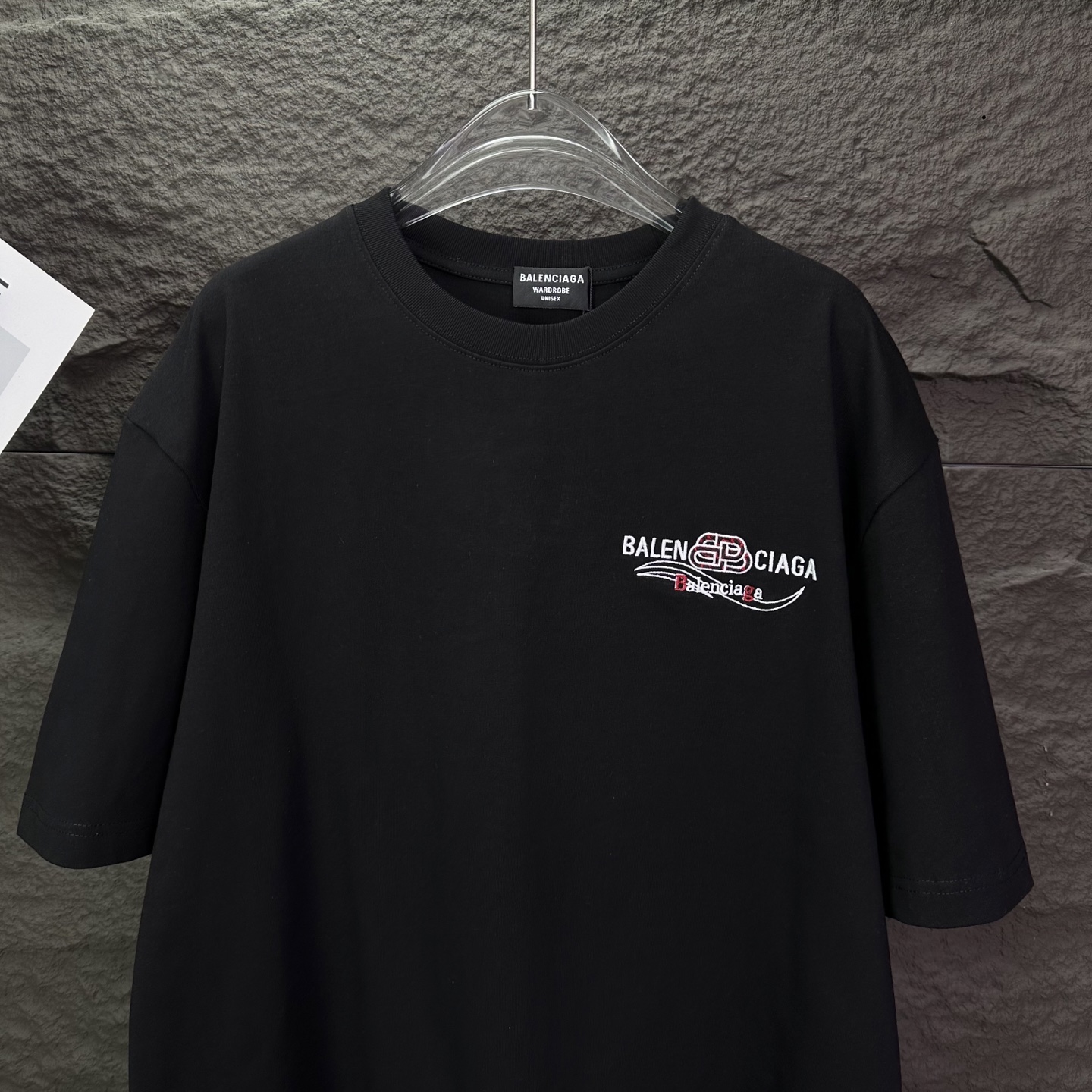 バレンシアガ スーパーコピー ミニロゴ胸プリントTシャツ｜シンプル×モード感の万能デザイン｜スーパーコピー服