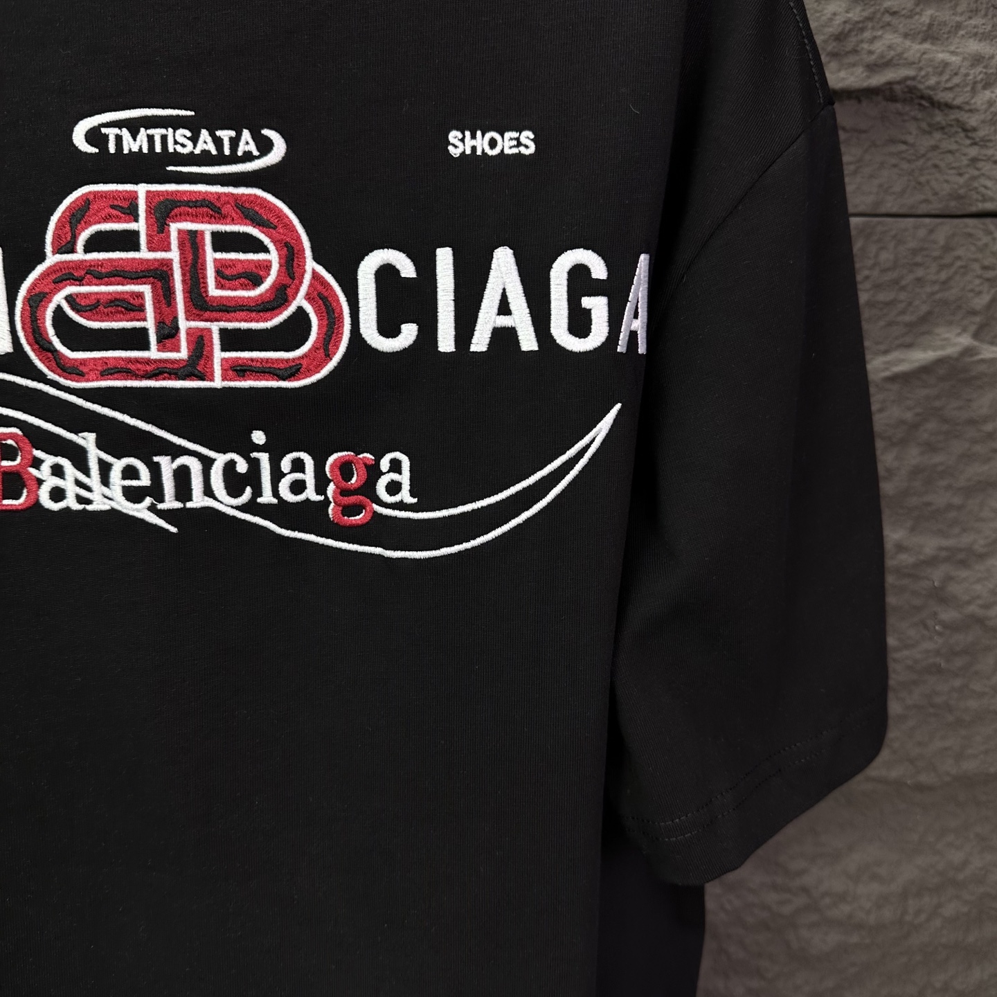 バレンシアガ スーパーコピー ミニロゴ胸プリントTシャツ｜シンプル×モード感の万能デザイン｜スーパーコピー服