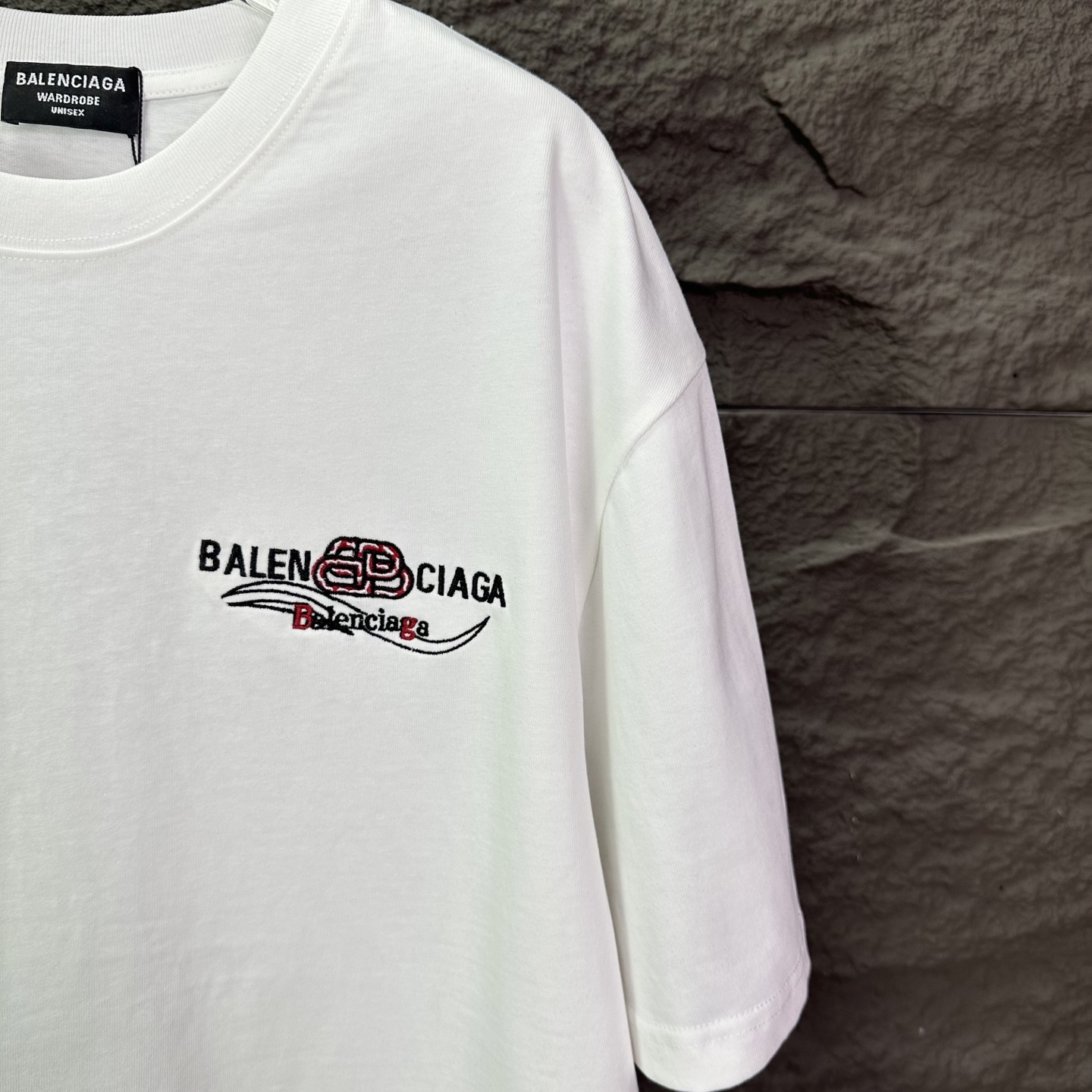 バレンシアガ スーパーコピー ミニロゴ胸プリントTシャツ｜上質感際立つシンプルデザイン｜スーパーコピー服