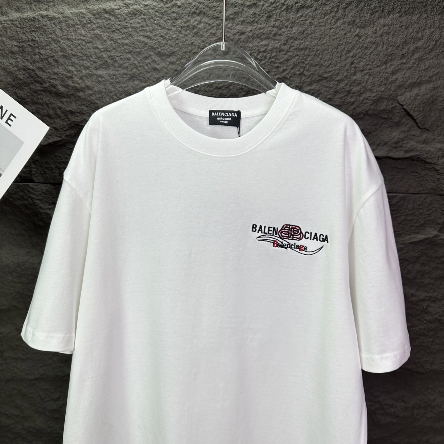 バレンシアガ スーパーコピー ミニロゴ胸プリントTシャツ｜上質感際立つシンプルデザイン｜スーパーコピー服