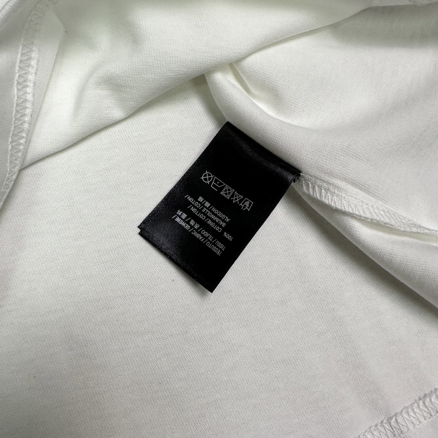 バレンシアガ スーパーコピー ミニロゴ胸プリントTシャツ｜上質感際立つシンプルデザイン｜スーパーコピー服