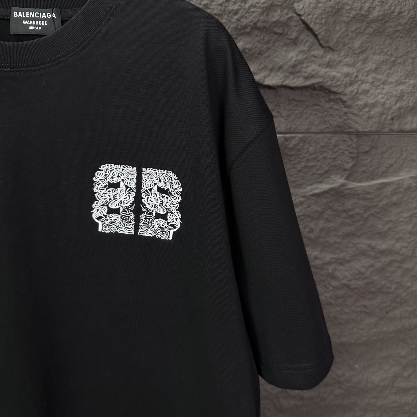 バレンシアガ コピー BB胸ロゴTシャツ｜モード感漂うモノクロデザインの人気定番｜スーパーコピー服