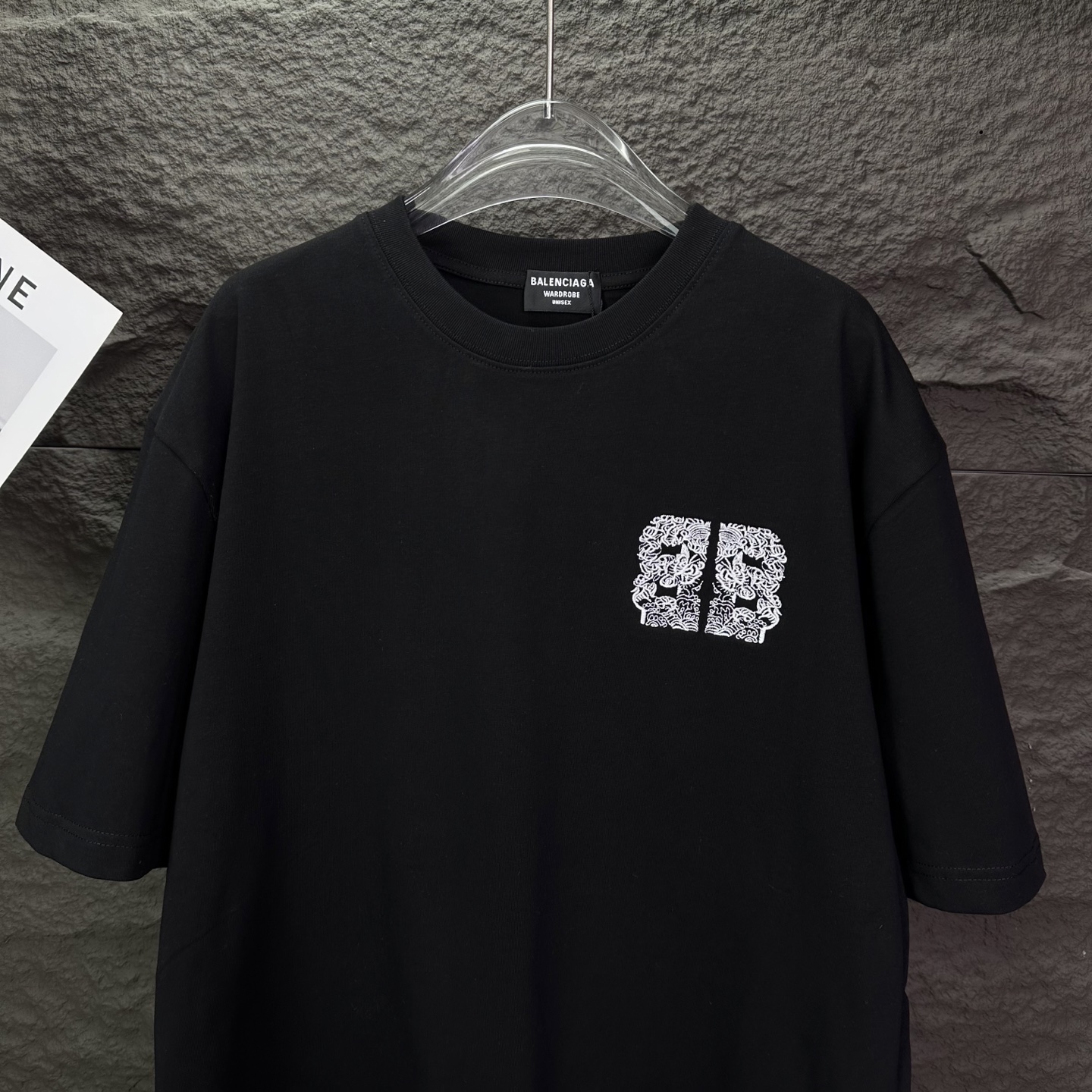 バレンシアガ コピー BB胸ロゴTシャツ｜モード感漂うモノクロデザインの人気定番｜スーパーコピー服