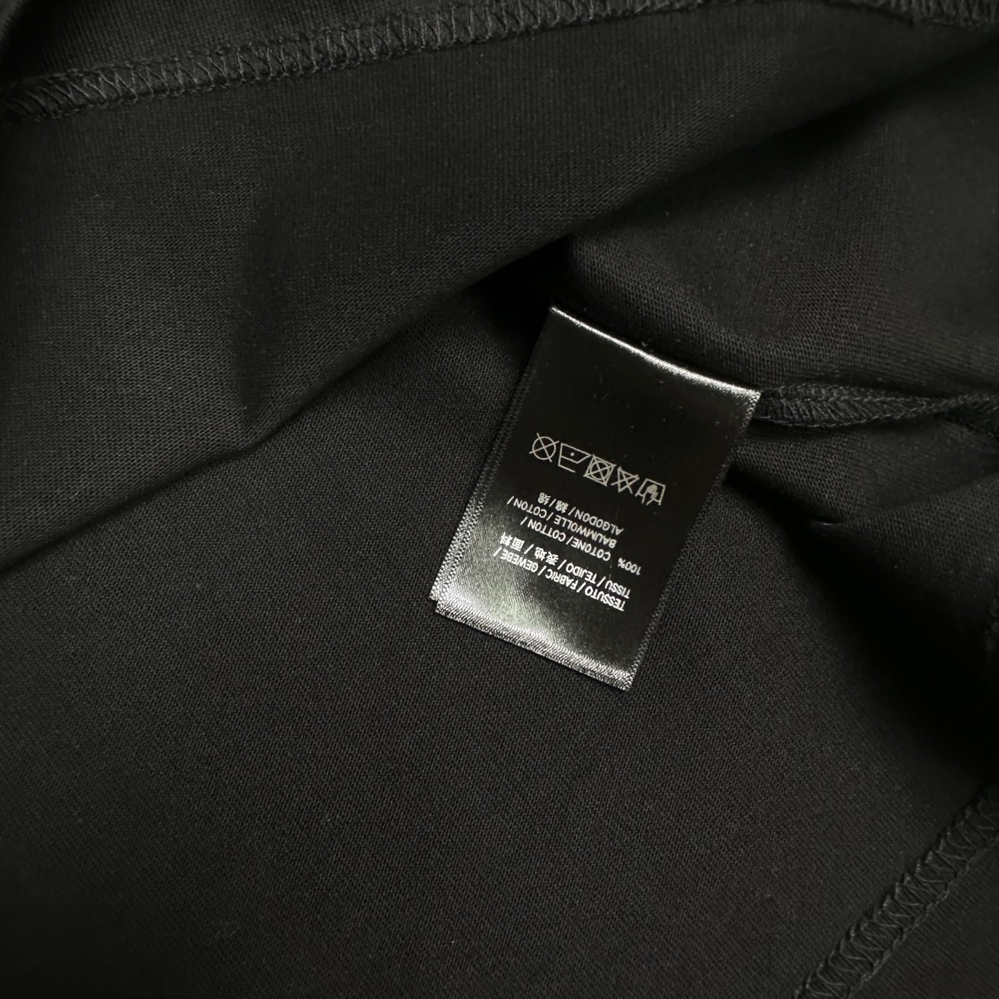 バレンシアガ コピー BB胸ロゴTシャツ｜モード感漂うモノクロデザインの人気定番｜スーパーコピー服