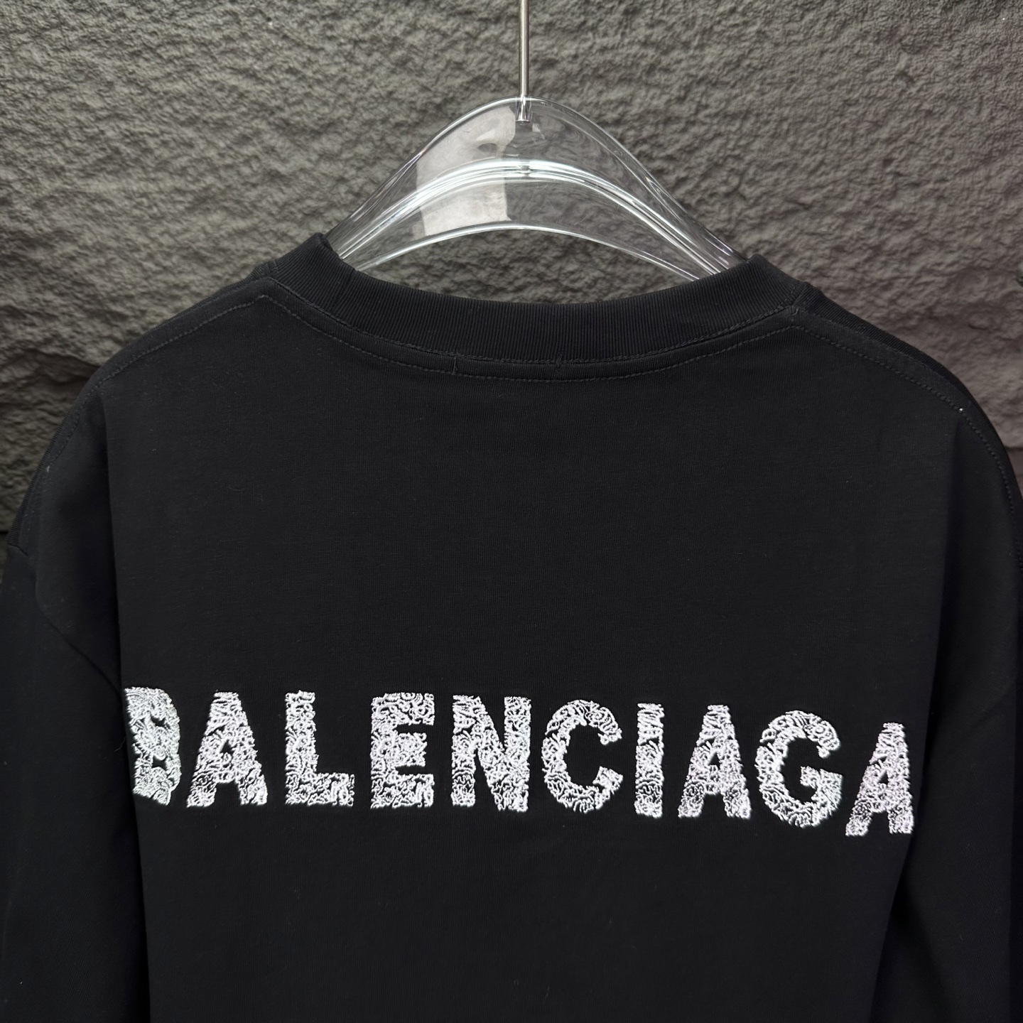 バレンシアガ コピー BB胸ロゴTシャツ｜モード感漂うモノクロデザインの人気定番｜スーパーコピー服