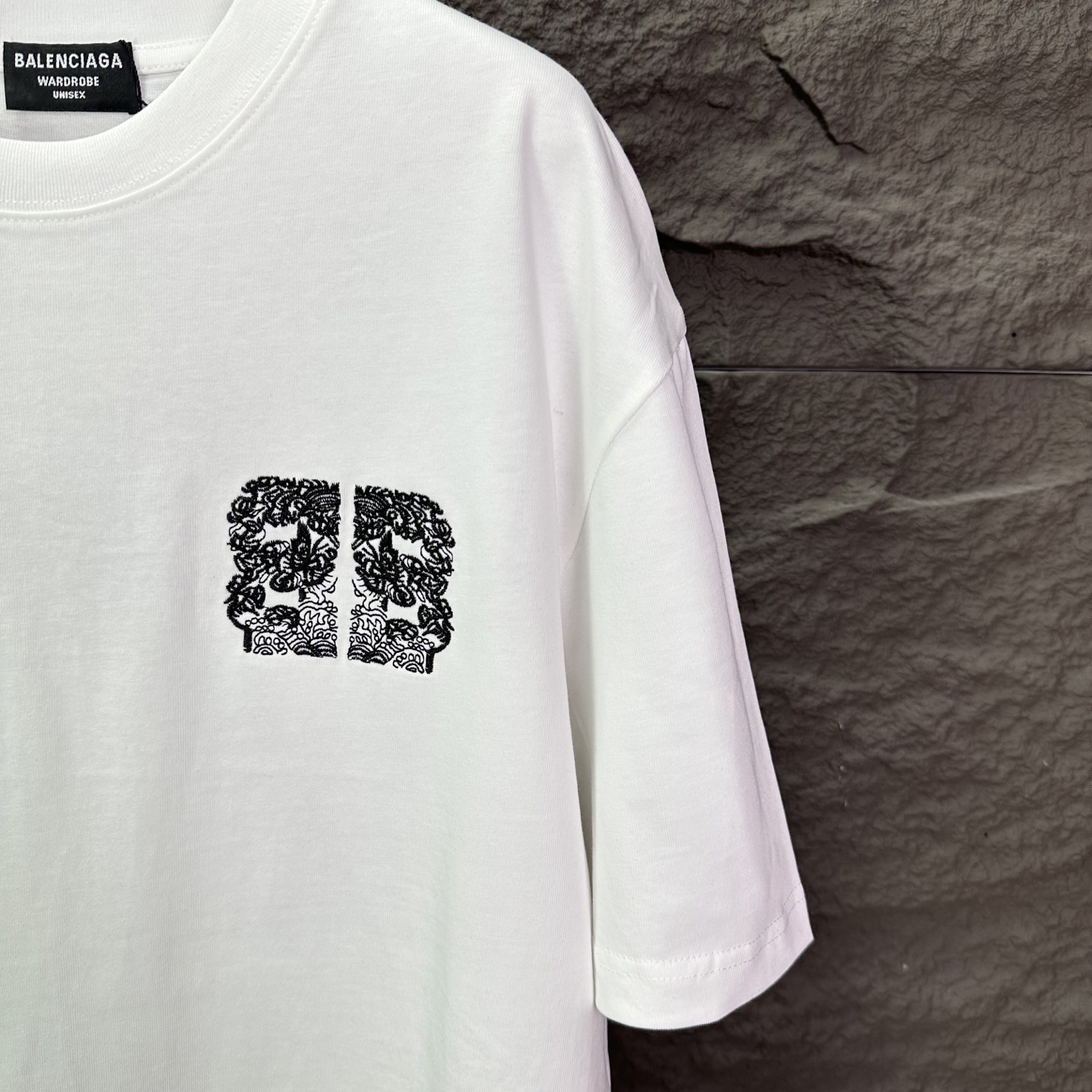 バレンシアガ n級コピー BB胸ロゴTシャツ｜洗練モノクロ×爽やかホワイトの上質デザイン｜スーパーコピー服