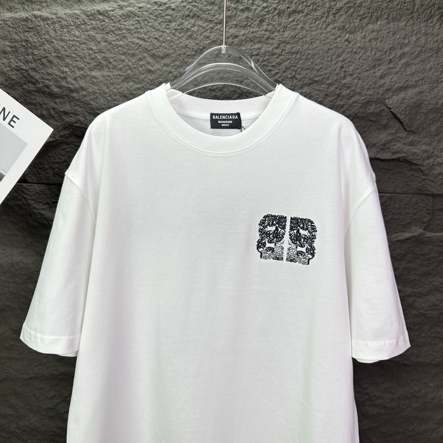 バレンシアガ n級コピー BB胸ロゴTシャツ｜洗練モノクロ×爽やかホワイトの上質デザイン｜スーパーコピー服