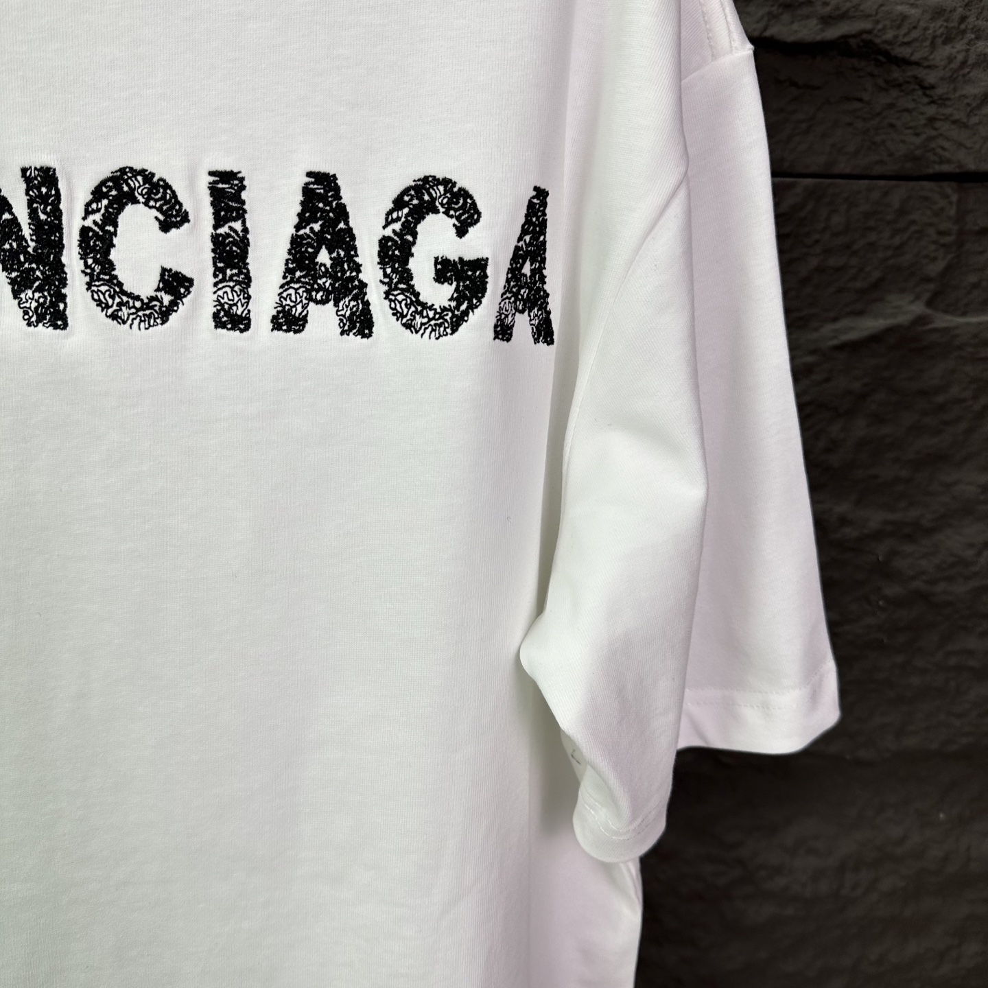 バレンシアガ n級コピー BB胸ロゴTシャツ｜洗練モノクロ×爽やかホワイトの上質デザイン｜スーパーコピー服