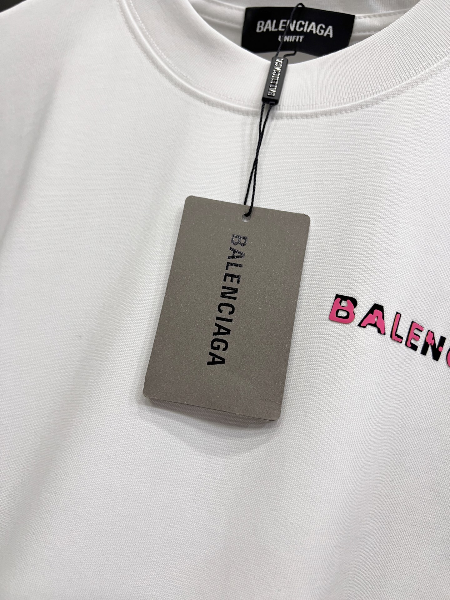 バレンシアガ スーパーコピー 優良サイト 小ロゴTシャツ｜清潔感×上質さのシンプルデザイン｜スーパーコピー服