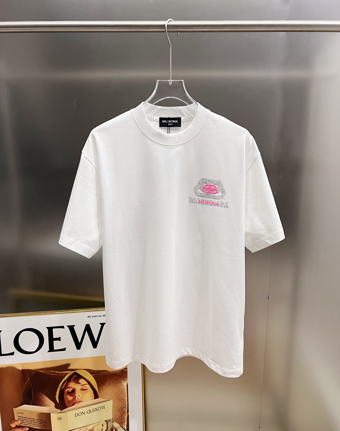 バレンシアガ スーパーコピー ピンクBBバックロゴTシャツ｜存在感あるアクセント×爽やかホワイト｜スーパーコピー服