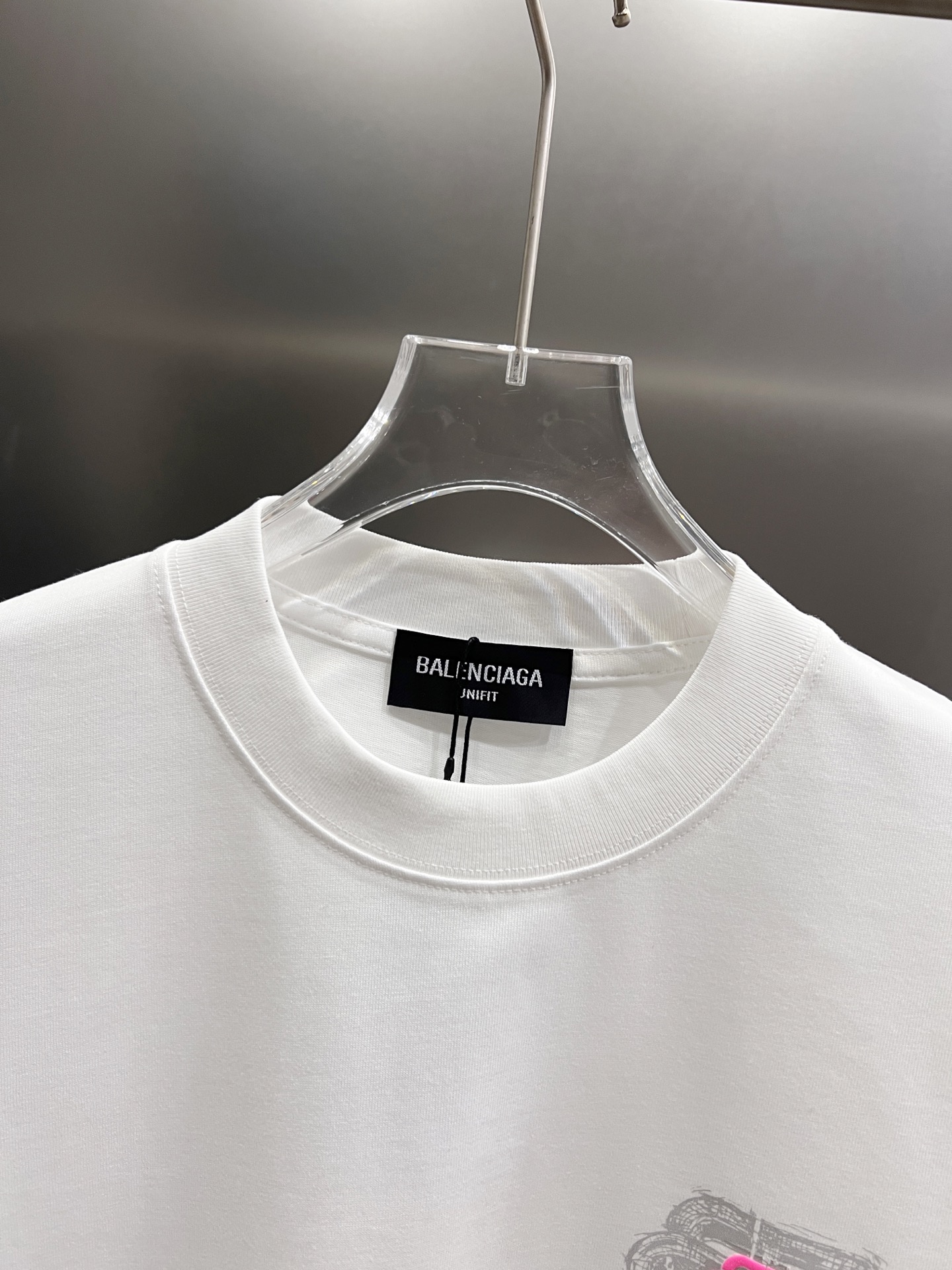 バレンシアガ スーパーコピー ピンクBBバックロゴTシャツ｜存在感あるアクセント×爽やかホワイト｜スーパーコピー服