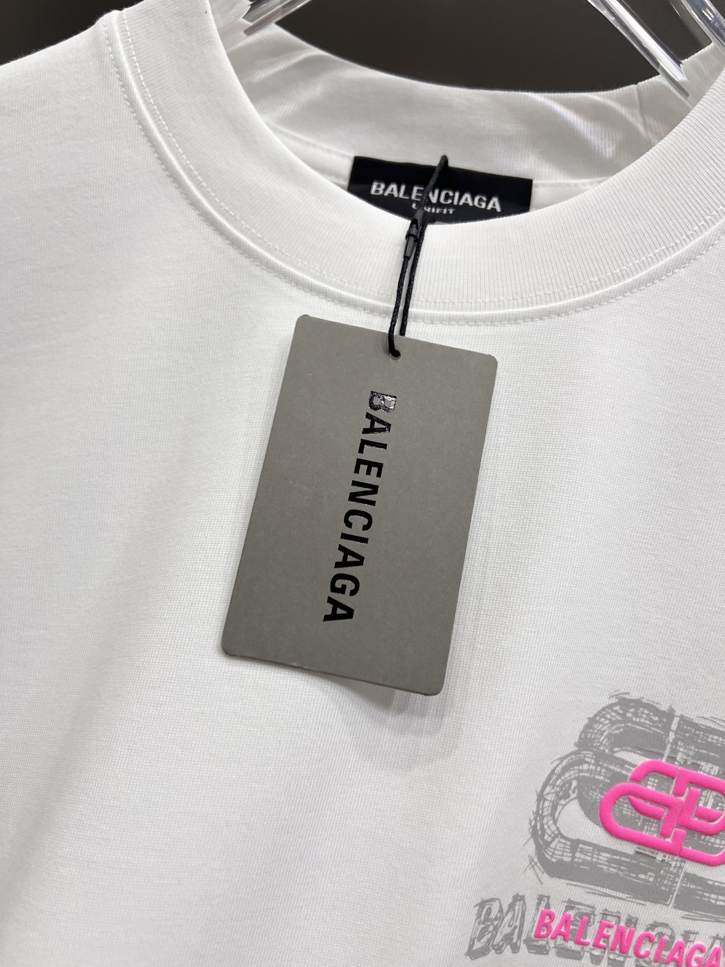 バレンシアガ スーパーコピー ピンクBBバックロゴTシャツ｜存在感あるアクセント×爽やかホワイト｜スーパーコピー服