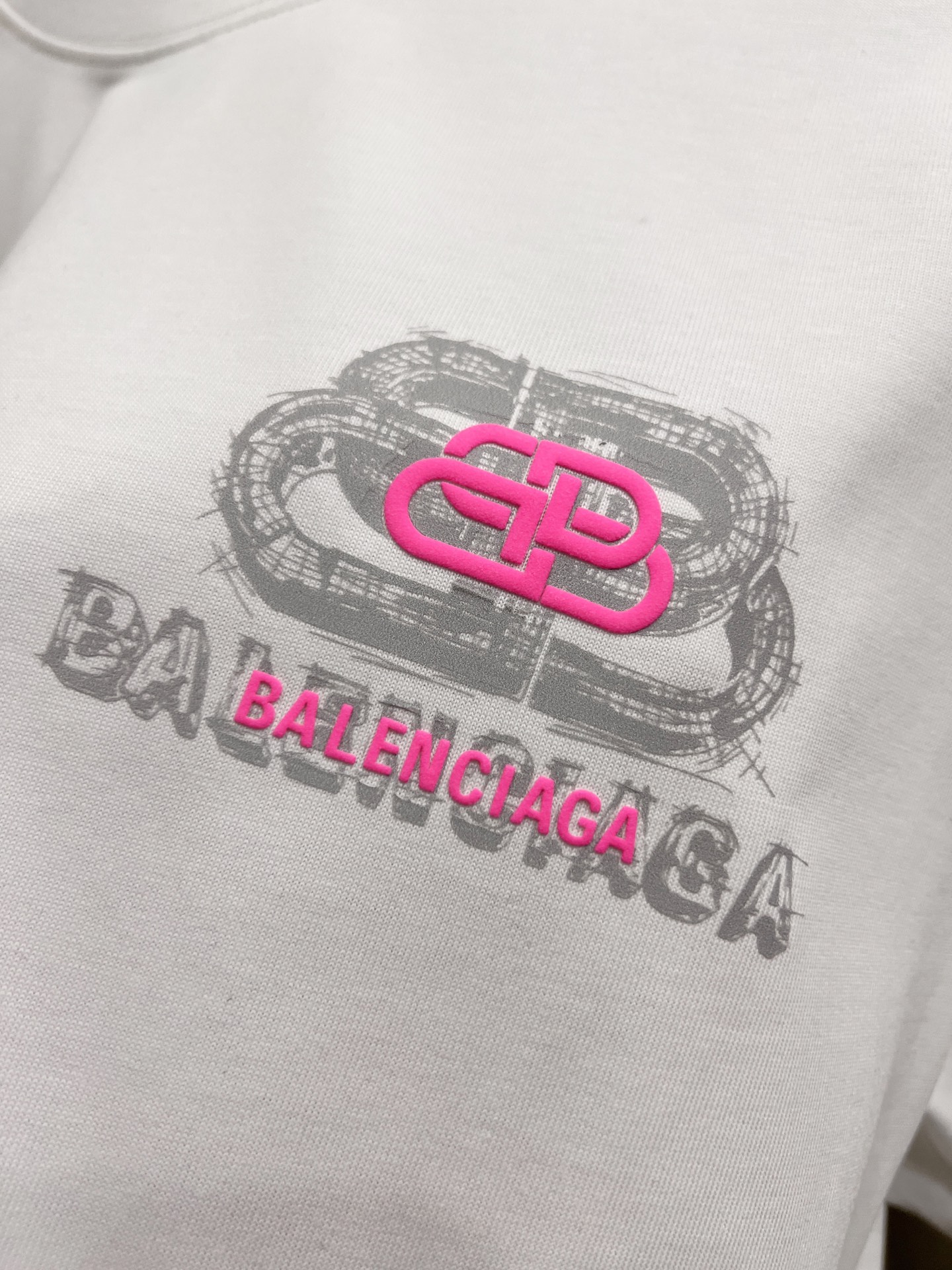 バレンシアガ スーパーコピー ピンクBBバックロゴTシャツ｜存在感あるアクセント×爽やかホワイト｜スーパーコピー服