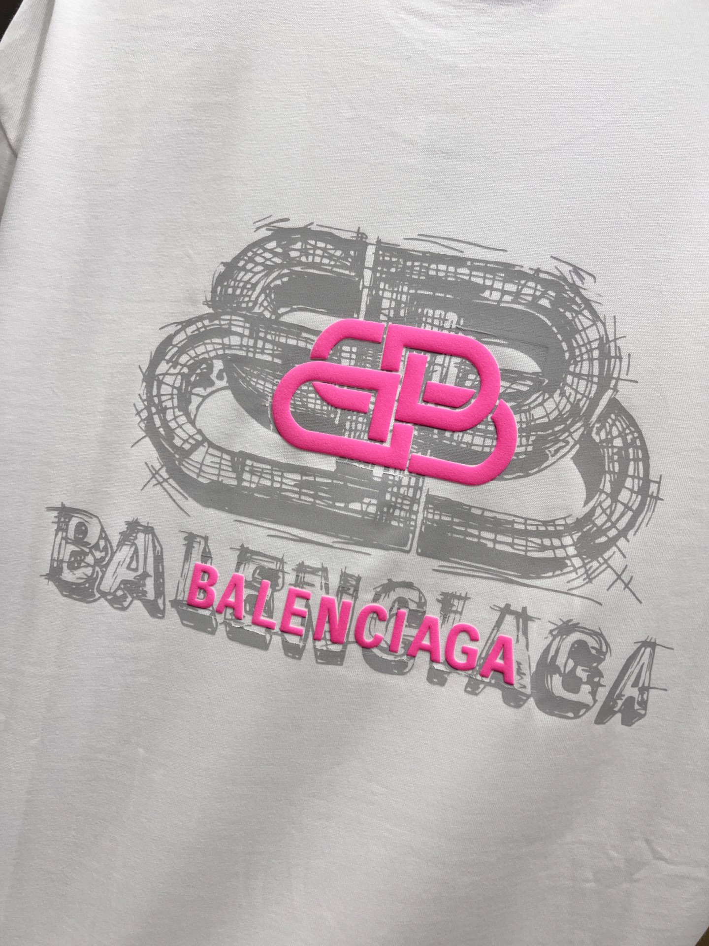 バレンシアガ スーパーコピー ピンクBBバックロゴTシャツ｜存在感あるアクセント×爽やかホワイト｜スーパーコピー服