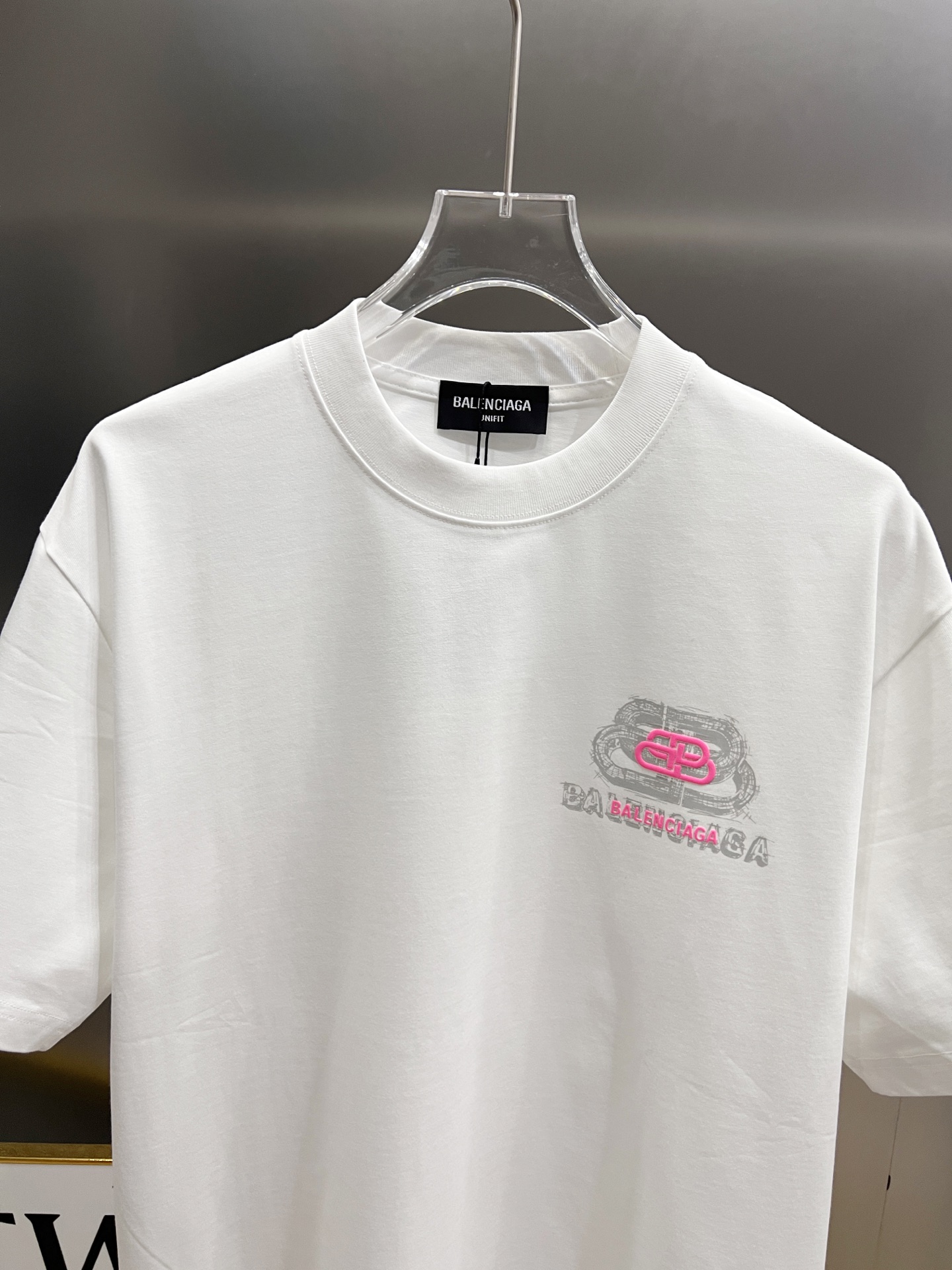 バレンシアガ スーパーコピー ピンクBBバックロゴTシャツ｜存在感あるアクセント×爽やかホワイト｜スーパーコピー服
