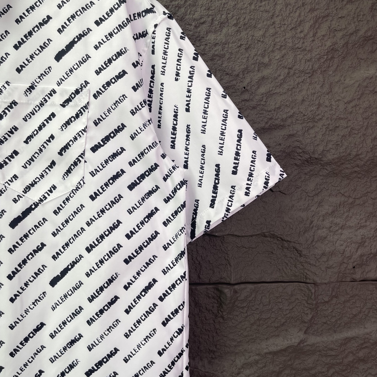 バレンシアガ スーパーコピー 優良サイト 総ロゴ半袖シャツ|軽やか×上質感の2026人気デザイン|スーパーコピーn級優良店 4 バレンシアガ スーパーコピー 優良サイト 総ロゴ半袖シャツ|軽やか×上質感の2026人気デザイン|スーパーコピー服